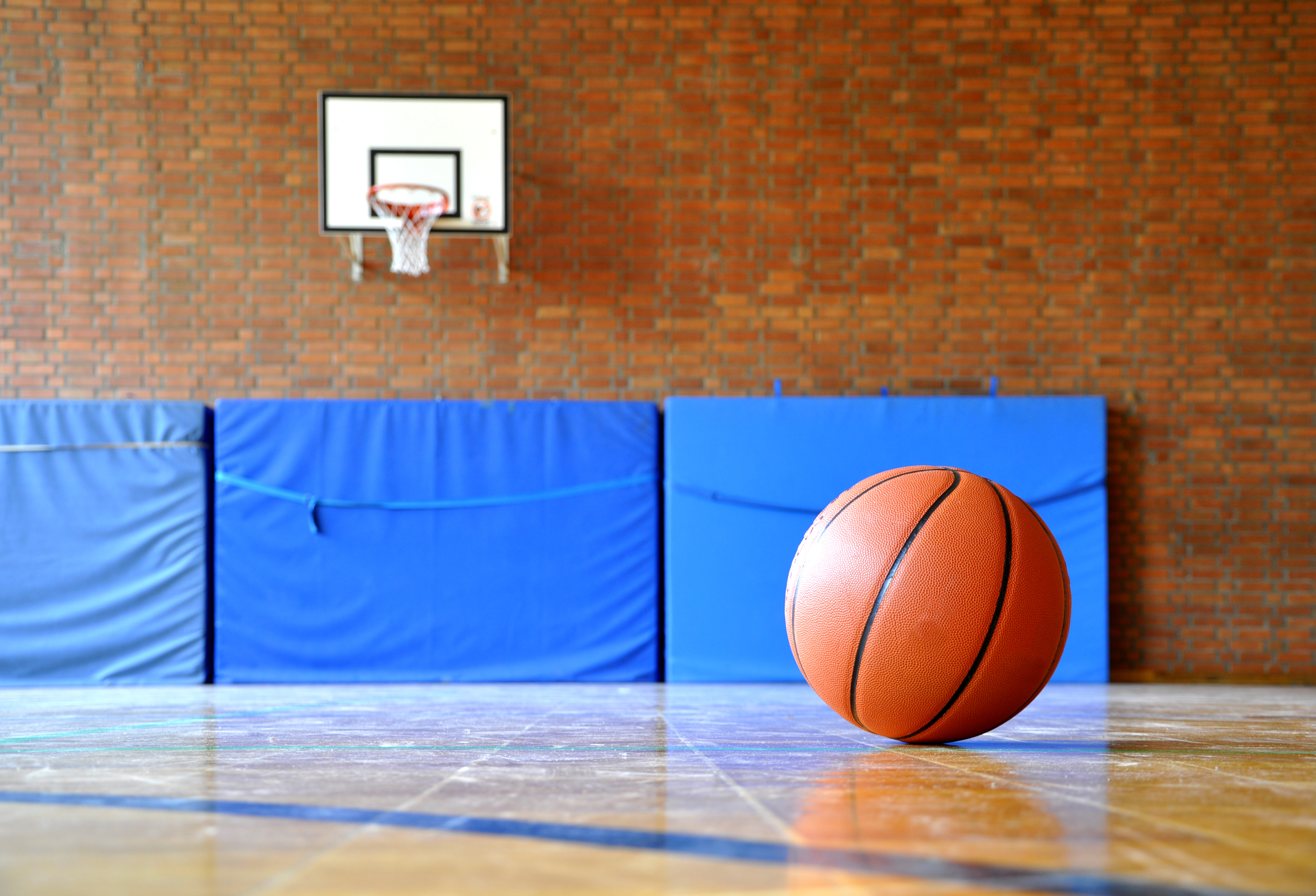 Ein Basketball in einer Sporthalle