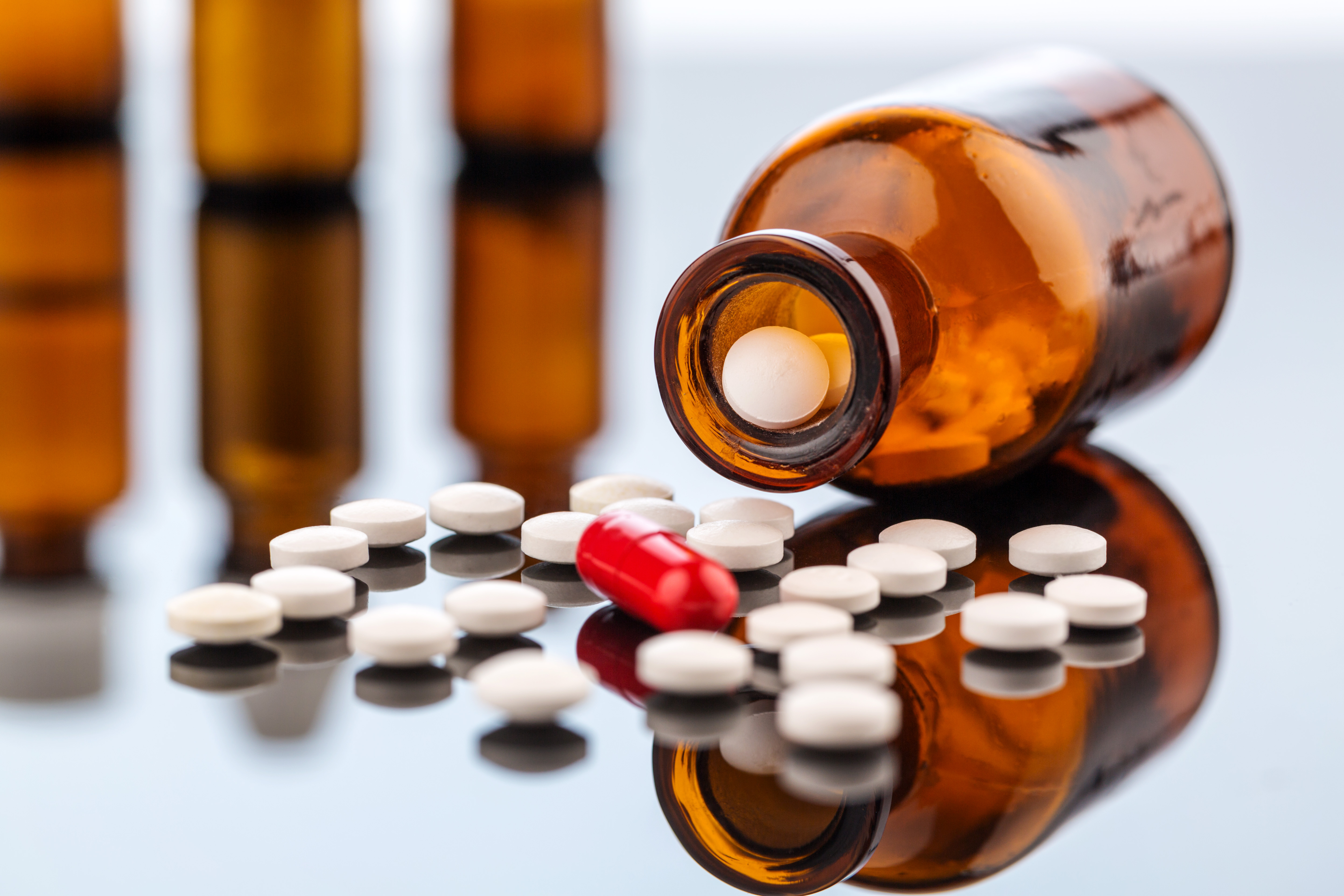 Eine Tablettendose liegt offen auf einem Tisch