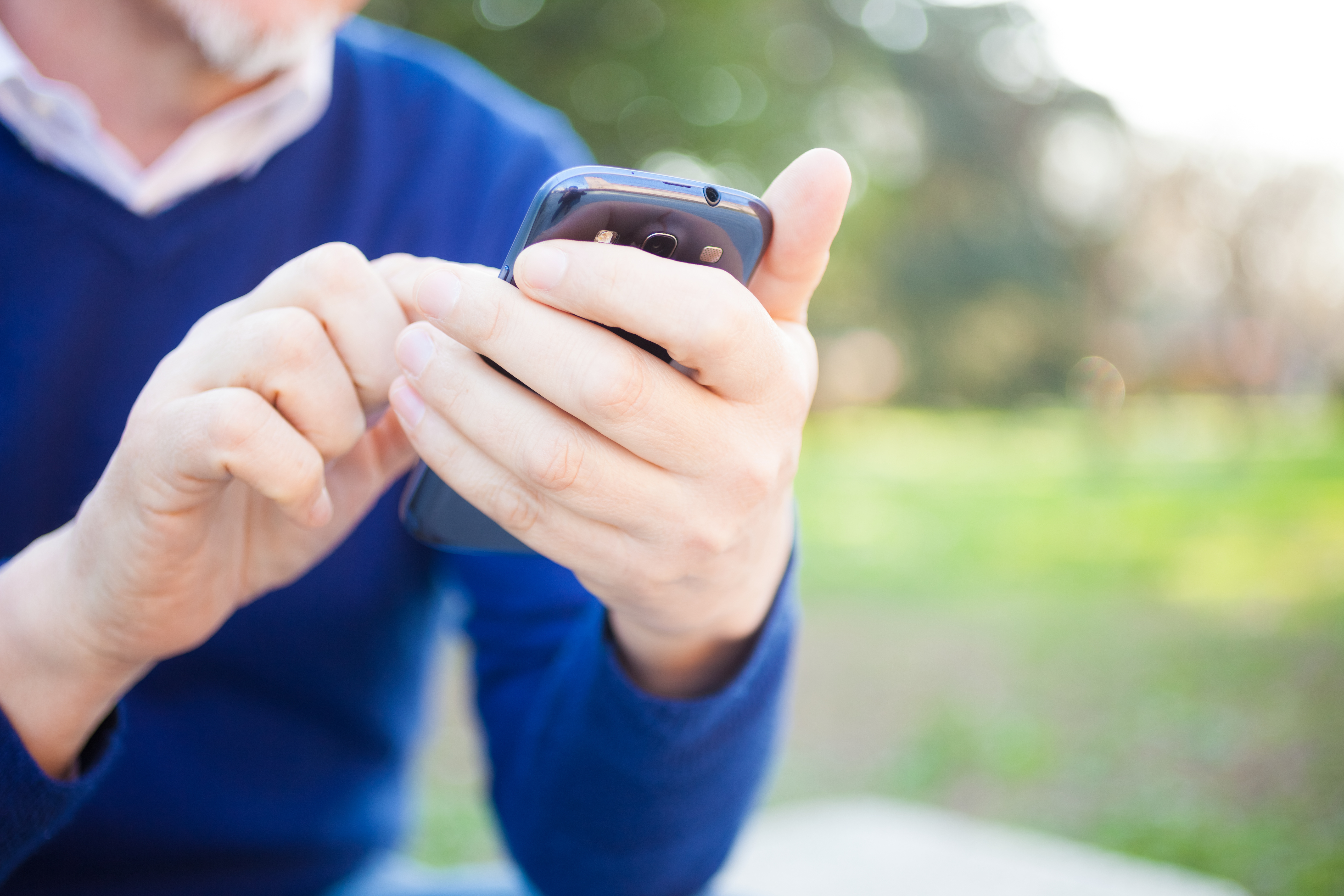 Mann mit Smartphone in der Hand