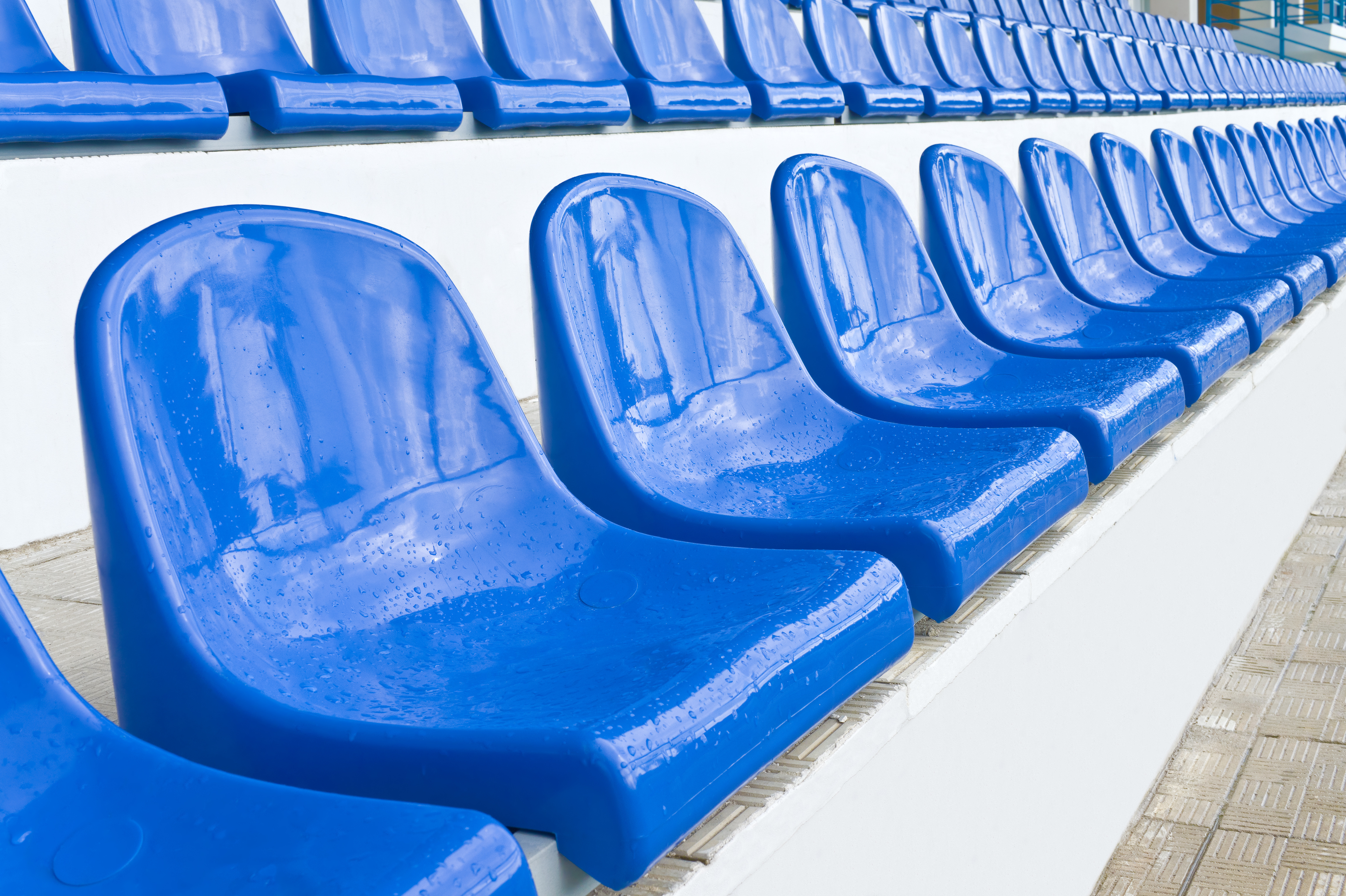 Blaue Schalensitze einer Tribüne