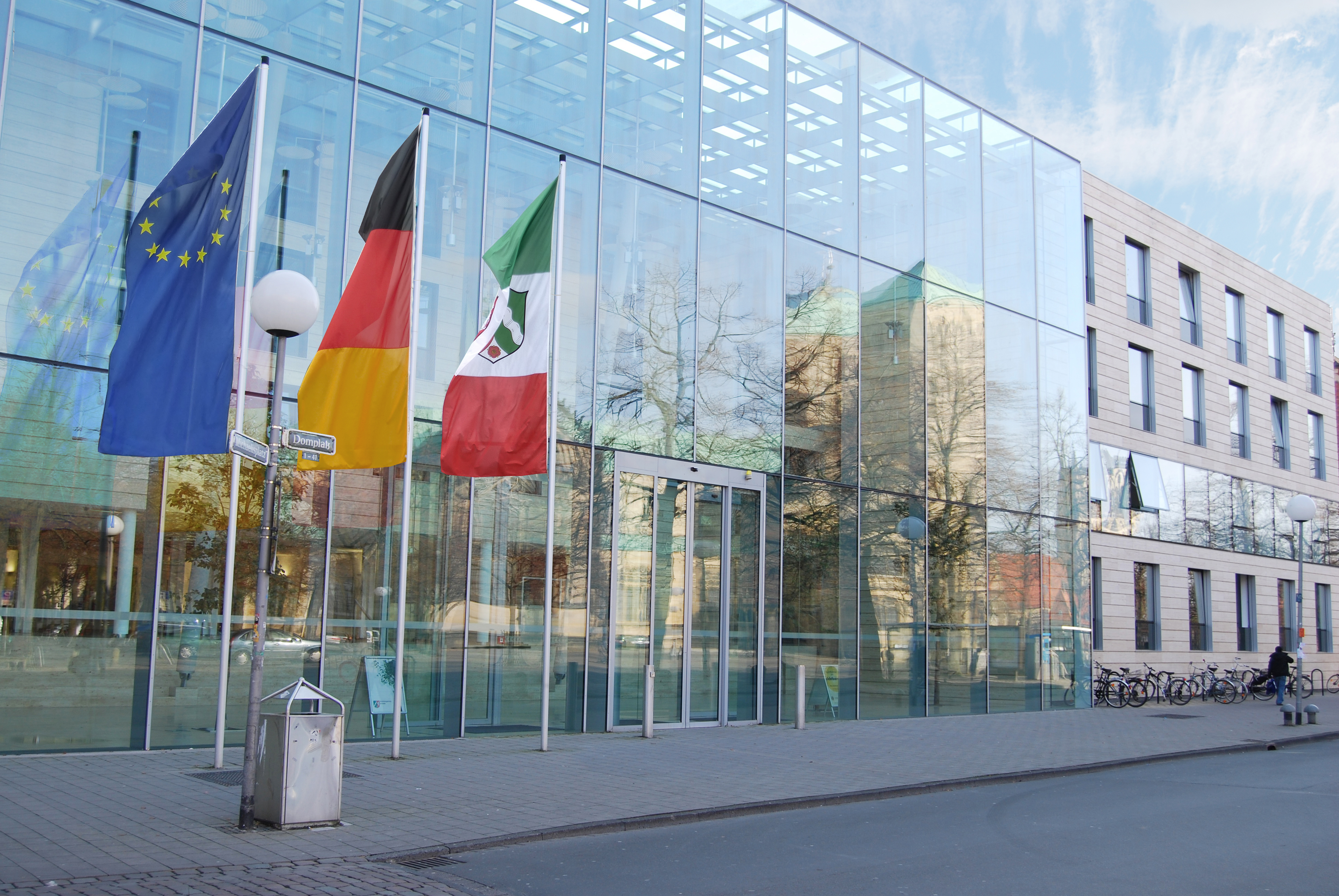 Frontansicht der Bezirksregierung am Domplatz