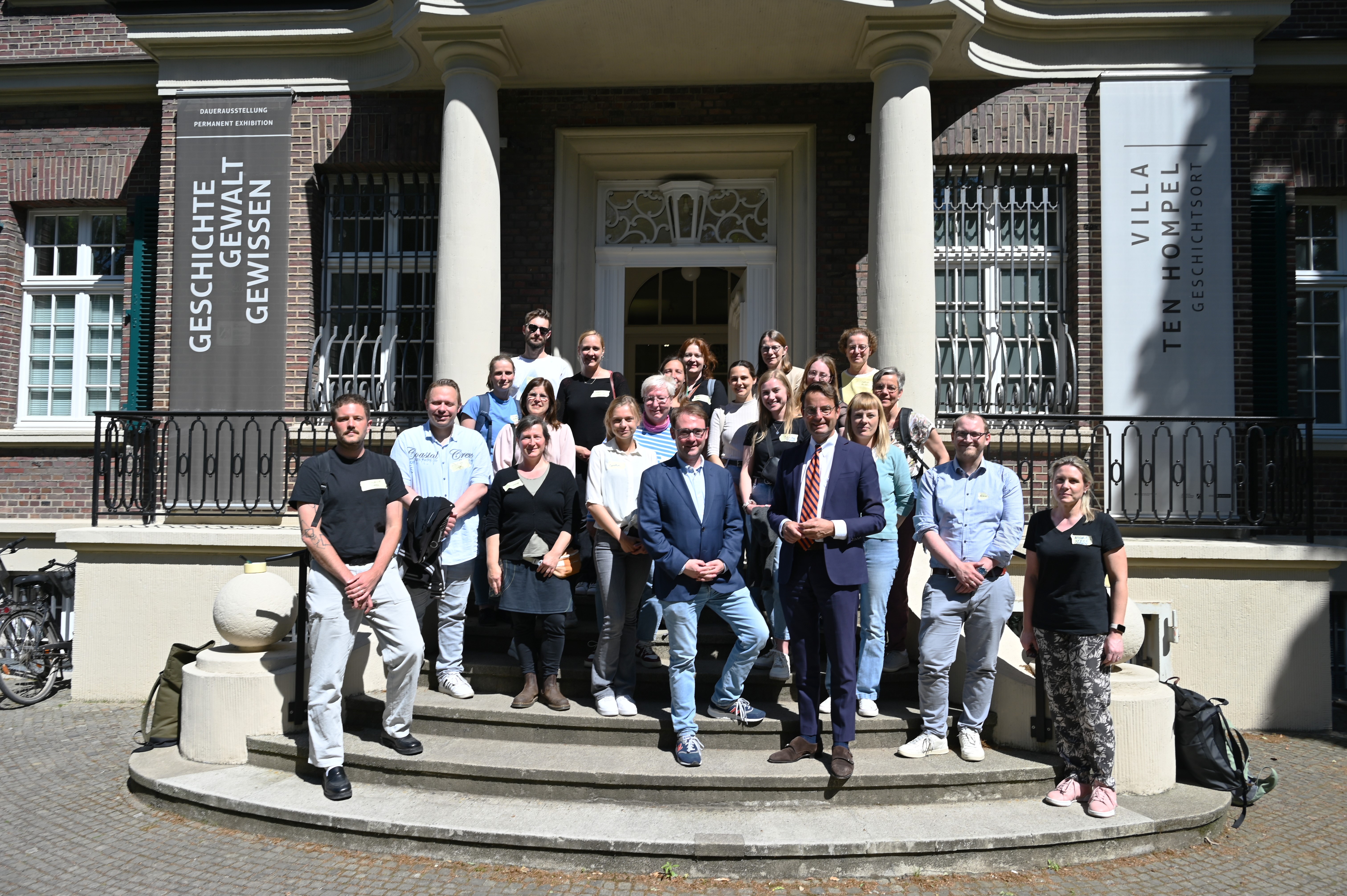 Gruppenfoto vor der Villa ten Hompel