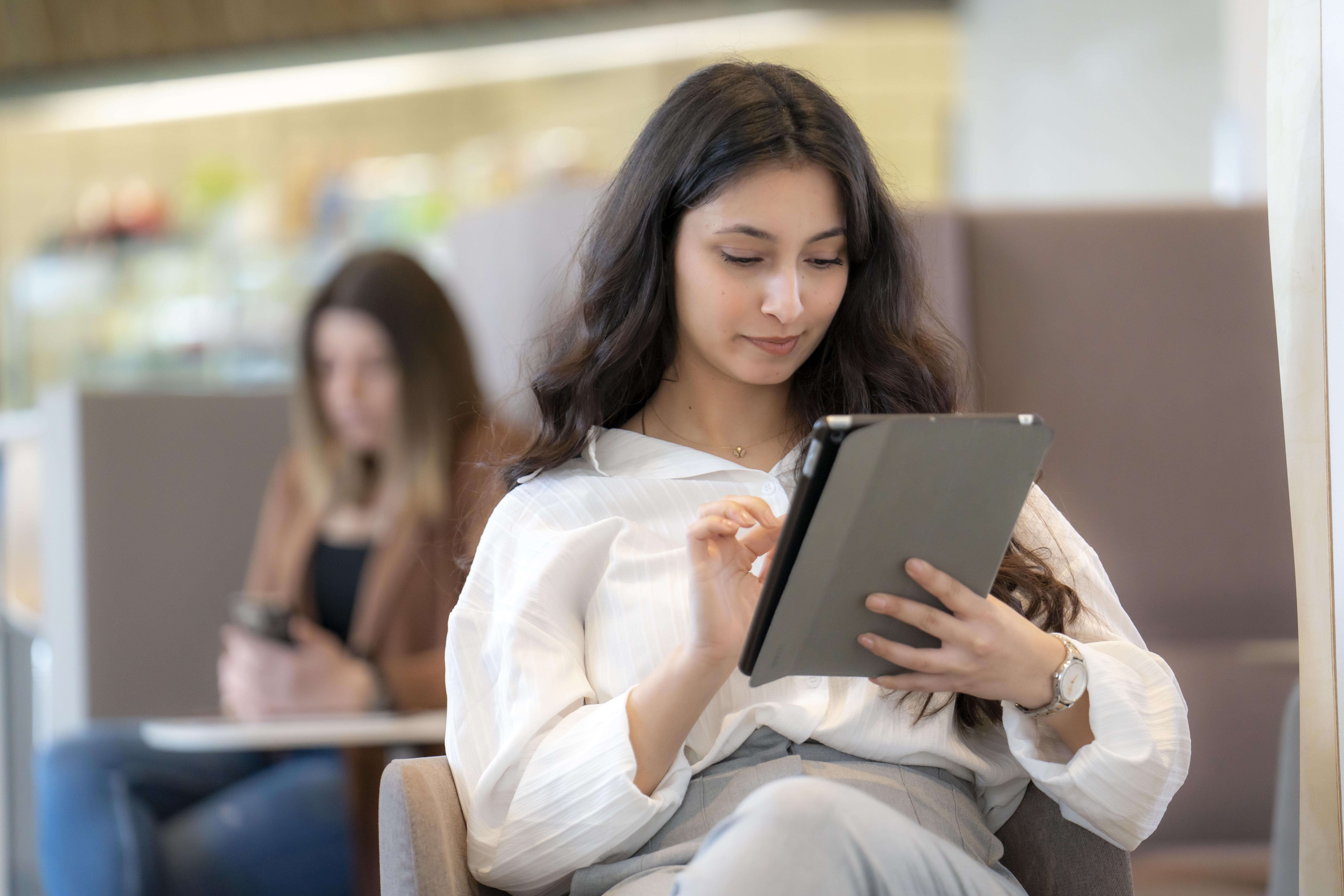 Mitarbeiterin arbeitet am Tablet