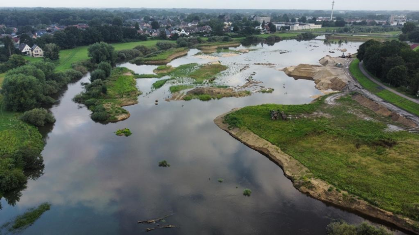 Luftbild mit Blick auf die Baufläche während der Bauarbeiten bei einem Pegelstand von 4,10 m. Hier steht die neu geschaffene Sekundäraue bereits unter Wasser 