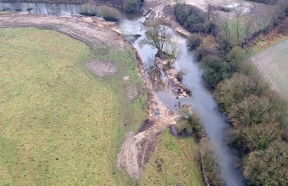 Übersicht über einen Maßnahmenbereich mit Blick auf Buhne und Aufweitung der Ems 