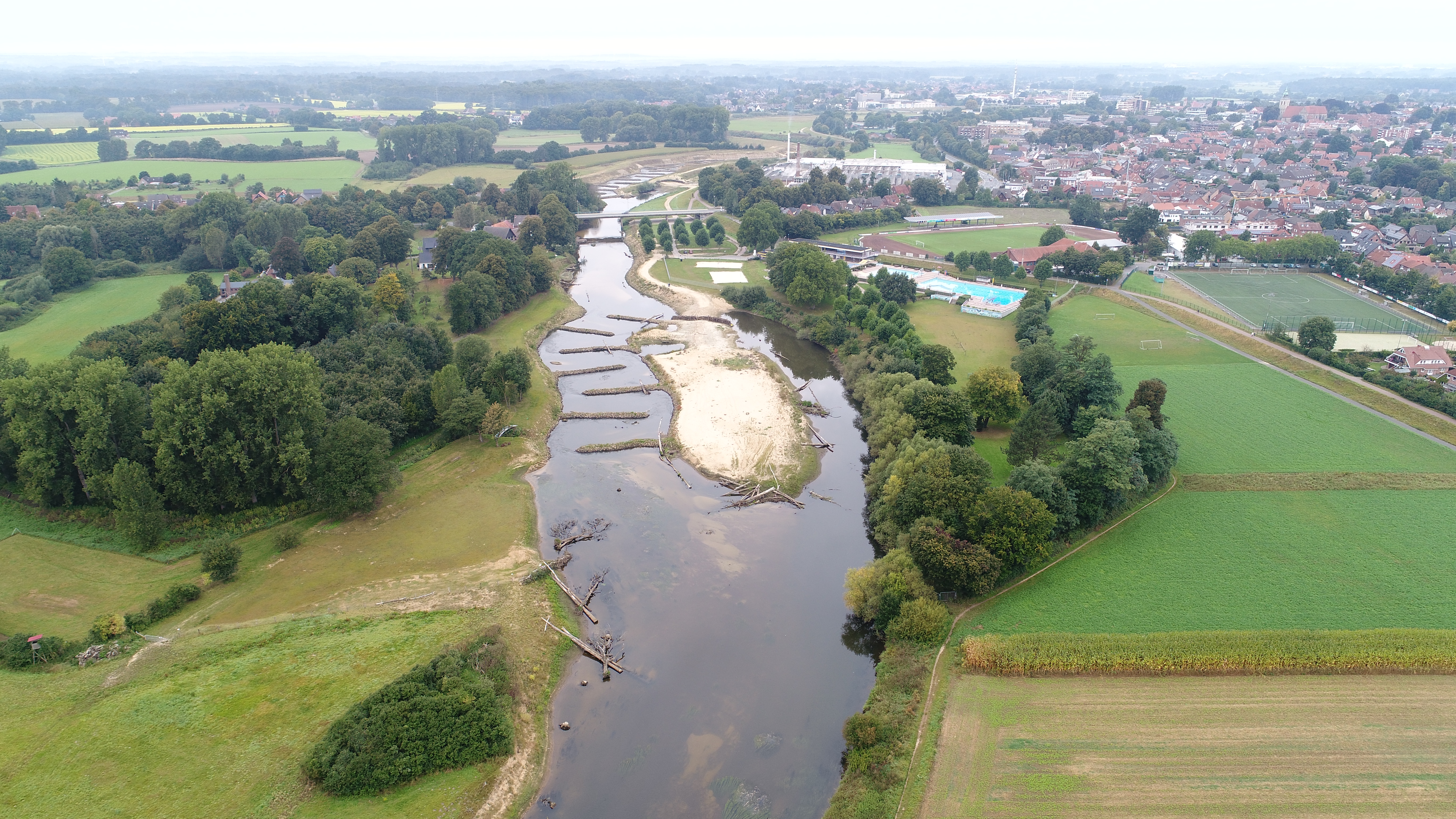 Überblick über die gesamte Maßnahme, im Vordergrund der 1. Bauabschnitt Wehr Schöneflieth, im Hintergrund der 2. Bauabschnitt Wehr Cramer 
