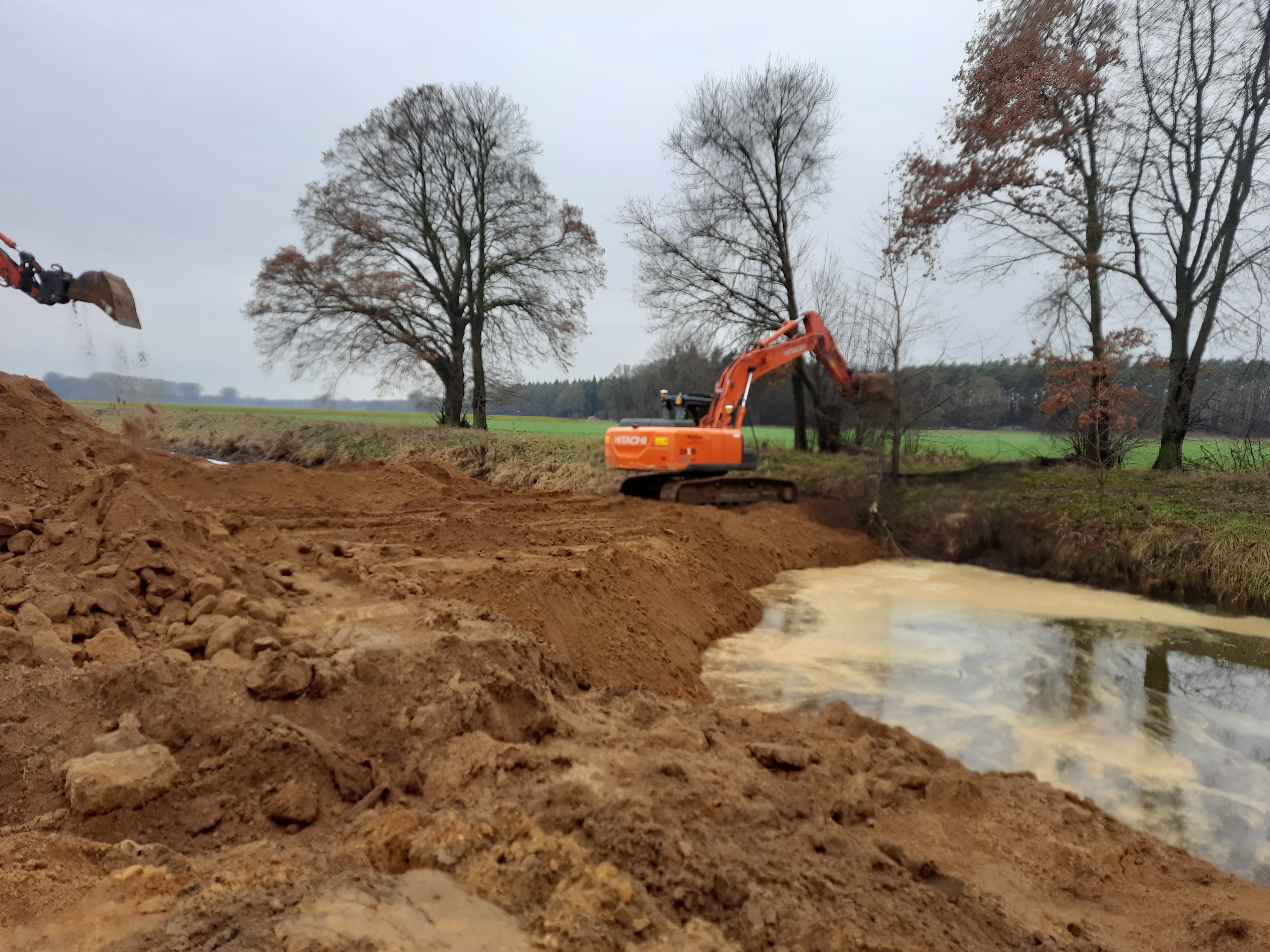 Der bisherige Verlauf der Ems wurde mit einem Zwischendamm versehen, so dass die Ems nun durch ihr neues Bett strömt. Bei Hochwasser wird der Damm überspült, damit die Ems dann auch zusätzlich durch ihr altes Bett fließt. 