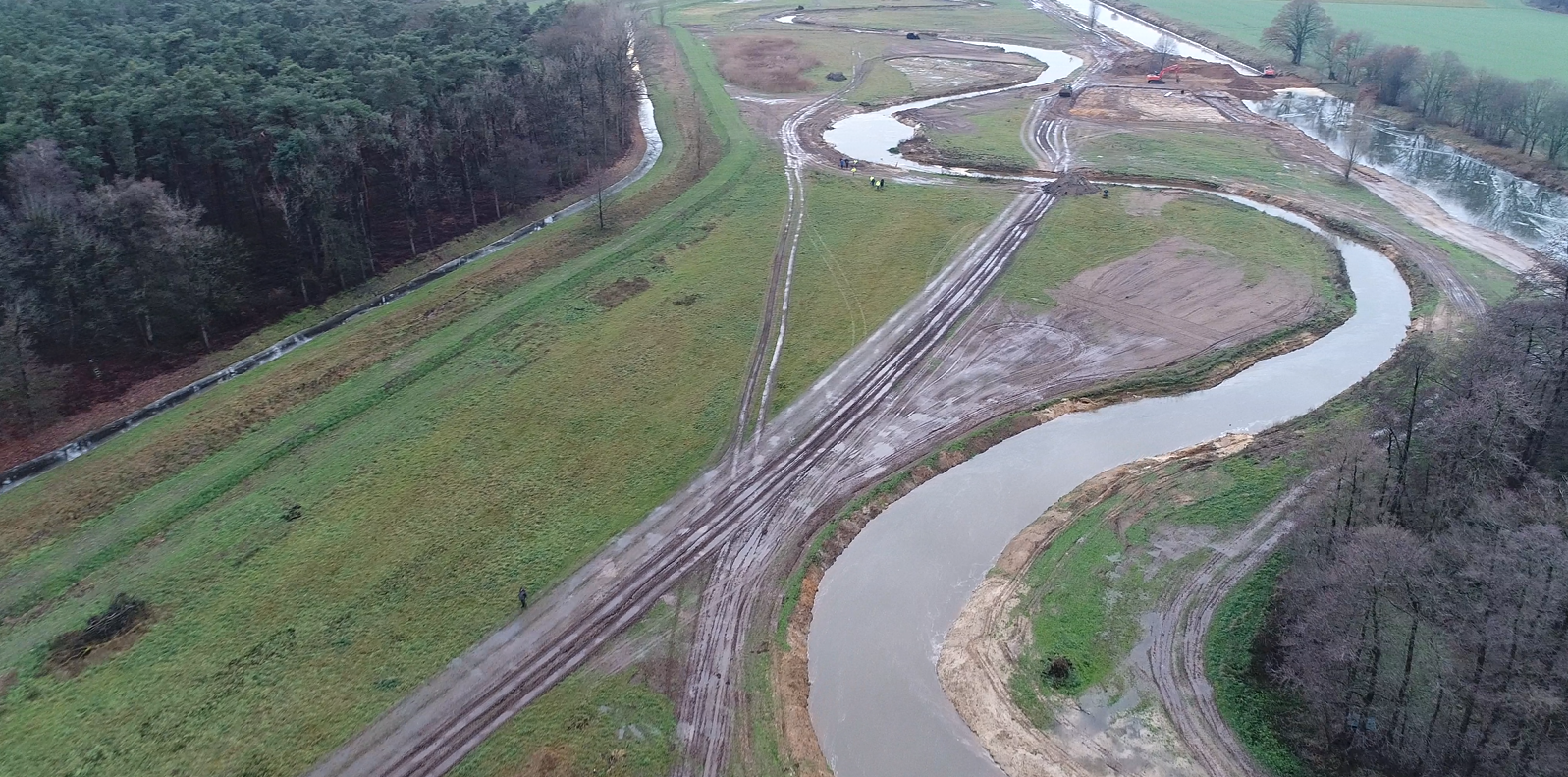 Überblick über einen Teil der Baumaßnahme. Links im Bild der südliche Talgraben, mittig der neue Emsverlauf, rechts der bisherige Geradeauslauf der Ems mit dem frisch angeschütteten Zwischendamm