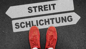 Ein Schild mit Streitschlichtung auf dem Boden