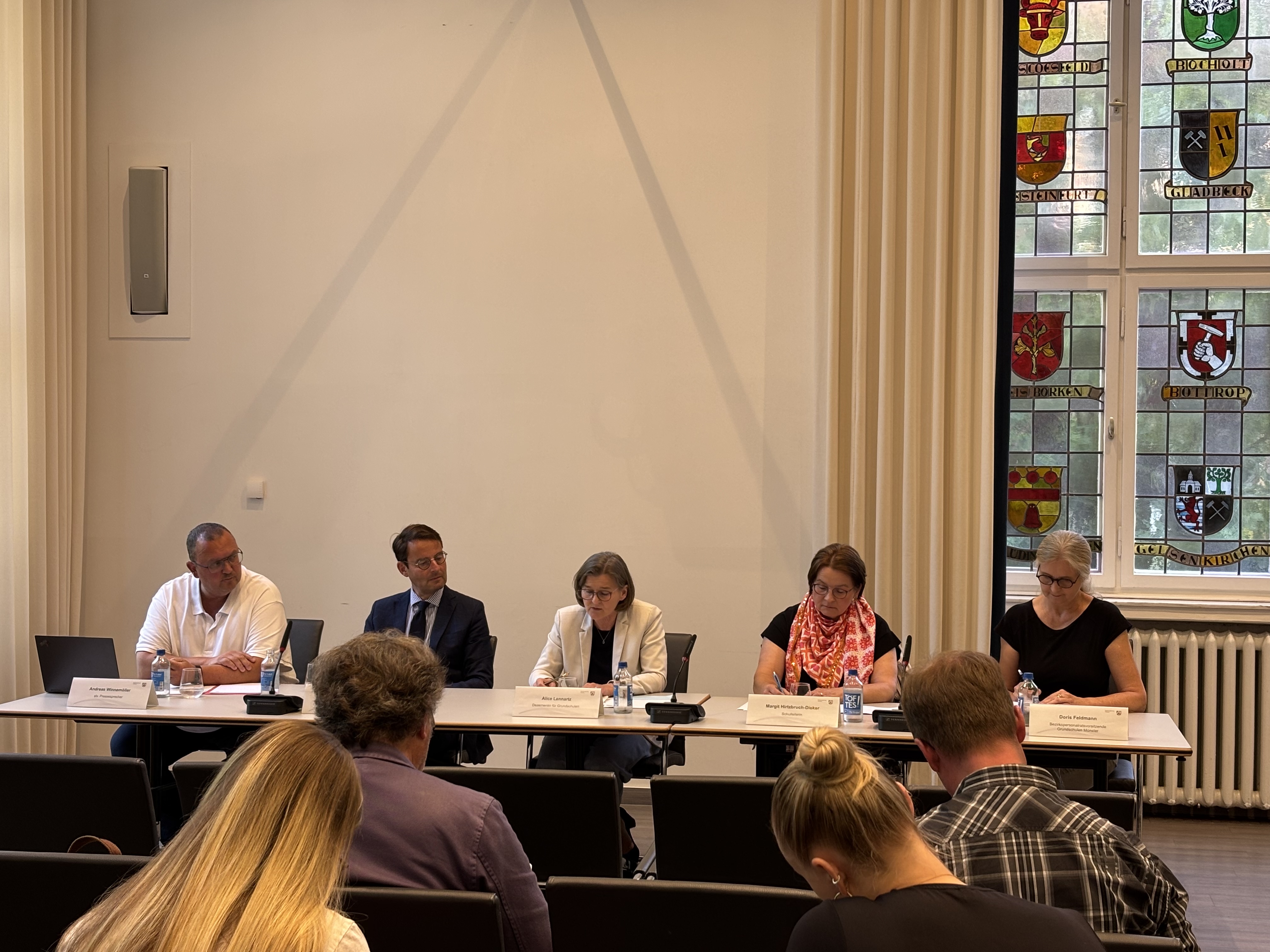 Im Rahmen einer Pressekonferenz, an der unter anderem auch Regierungspräsident Andreas Bothe (2.v.l.) teilnahm, erläuterte die Bezirksregierung Münster heute den Stand in Sachen Unterrichtsversorgung im kommenden Schuljahr, auch mit Blick auf die einvernehmlichen Abordnungen von Lehrkräften. 