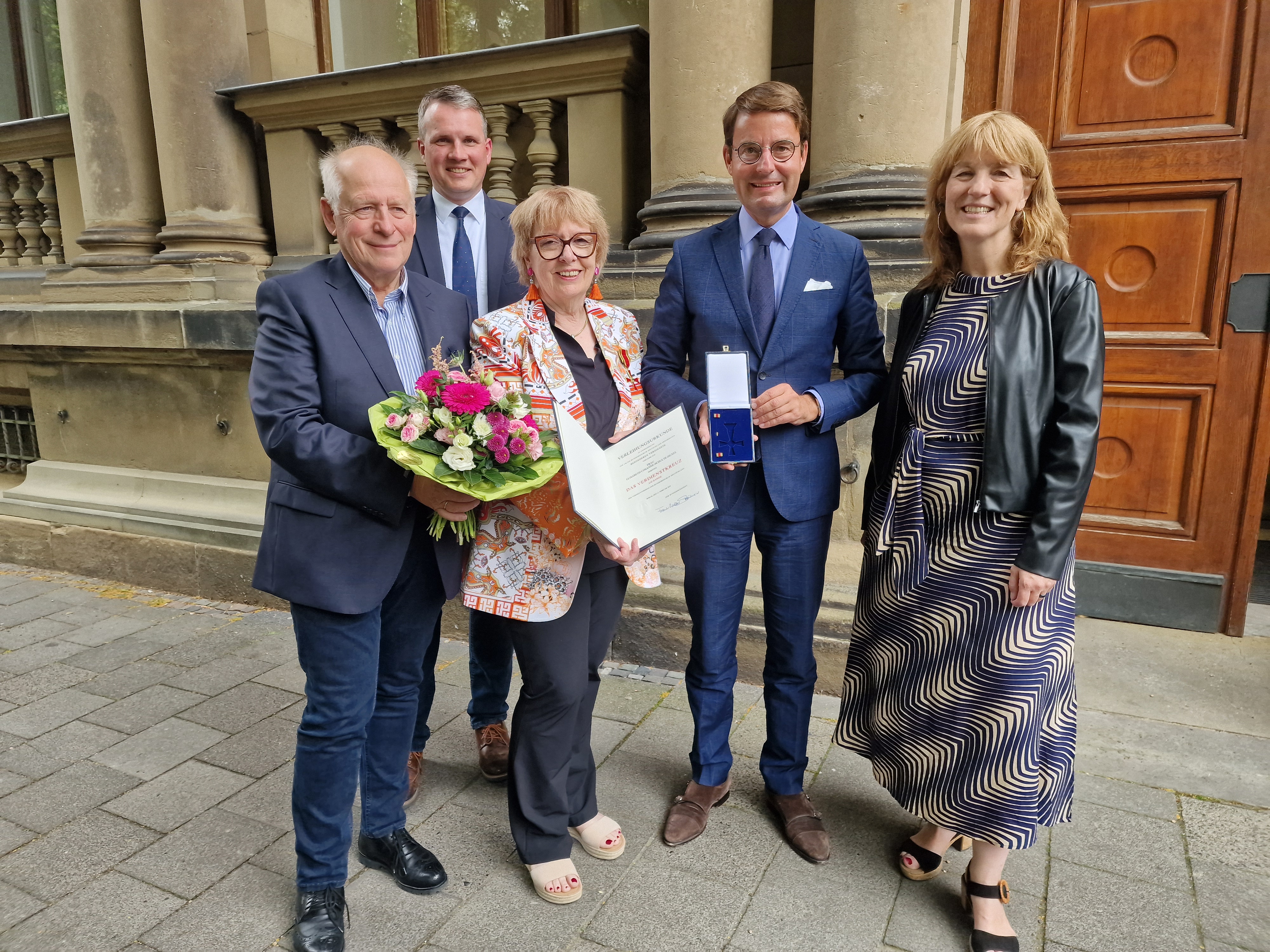 Mit der Trägerin des Bundesverdienstkreuzes (3.v.l.) freuten sich auch (v.l.) ihr Ehemann, Paul Schulte-Huxel, der Dorstener Bürgermeister Tobias Stockhoff, Regierungspräsident Andreas Bothe sowie die Leiterin des Jüdischen Museums Westfalen in Dorsten, Dr. Kathrin Pieren.