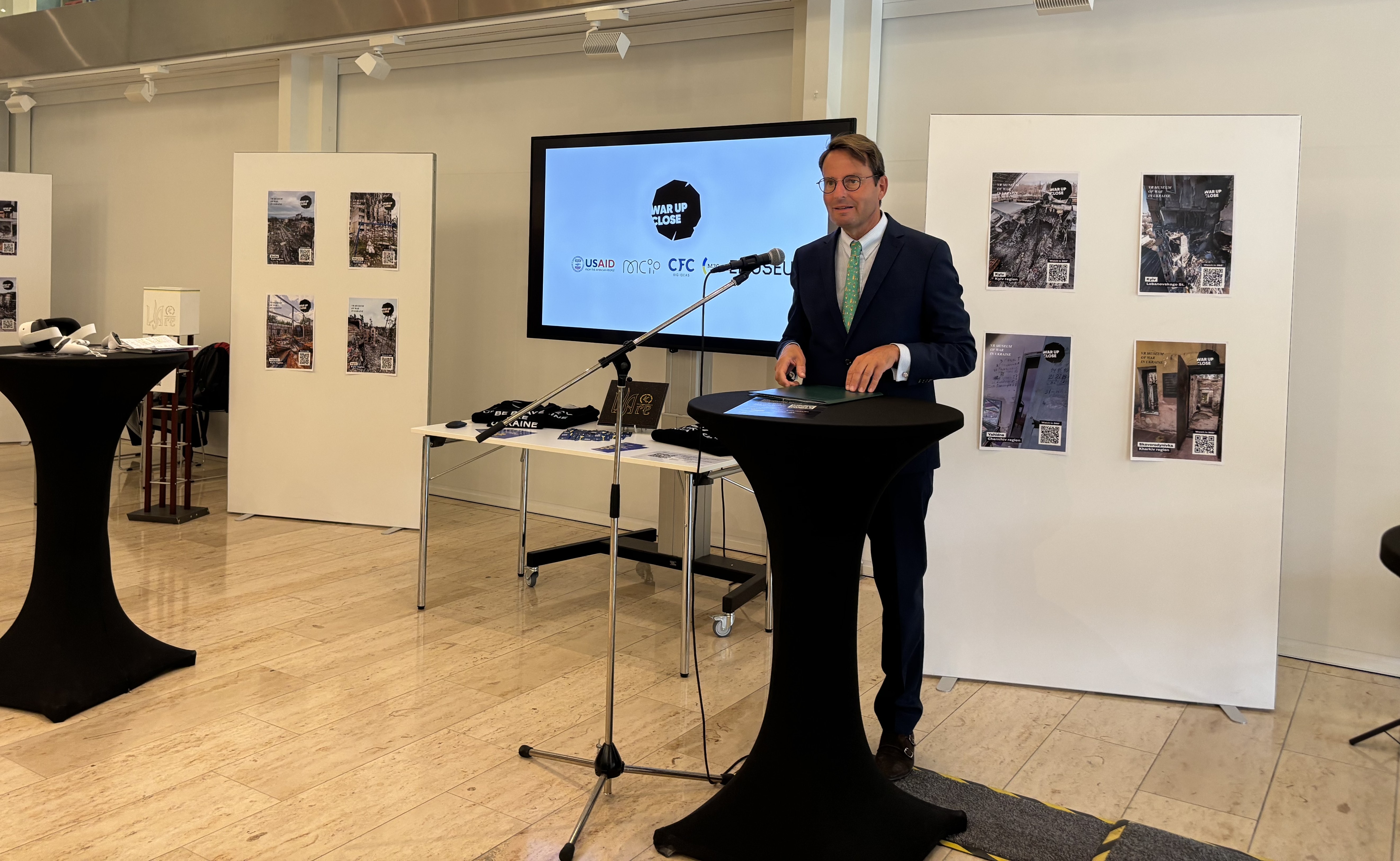 RP Andreas Bothe vor der Ausstellung am Rednerpult