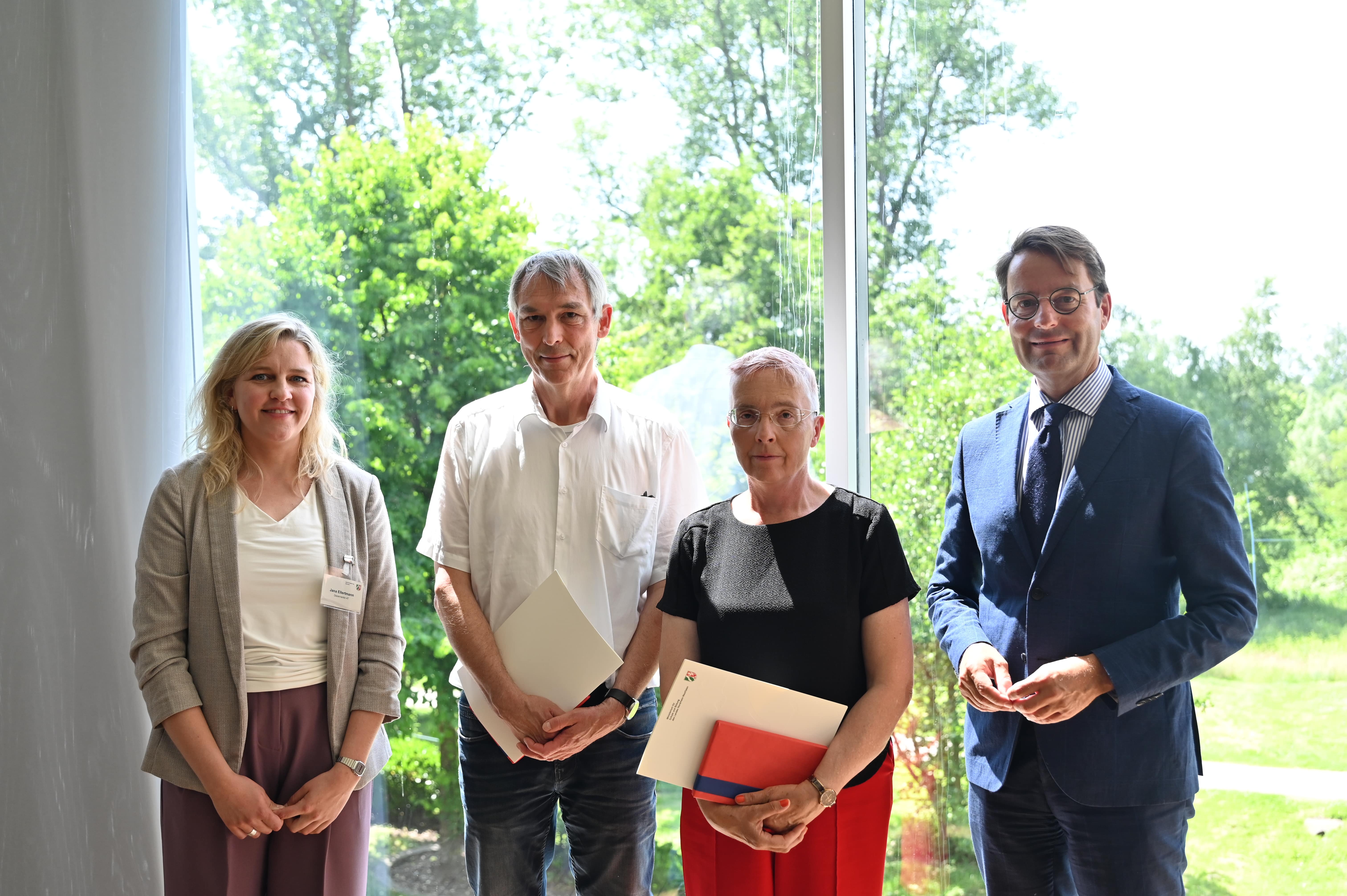 Kreis Borken: (v.l.) Dezernentin für Personalangelegenheiten der Lehrkräfte Jana Ellertmann, Stefan Heskamp, Ursula Fischer-Becker und Regierungspräsident Andreas Bothe.