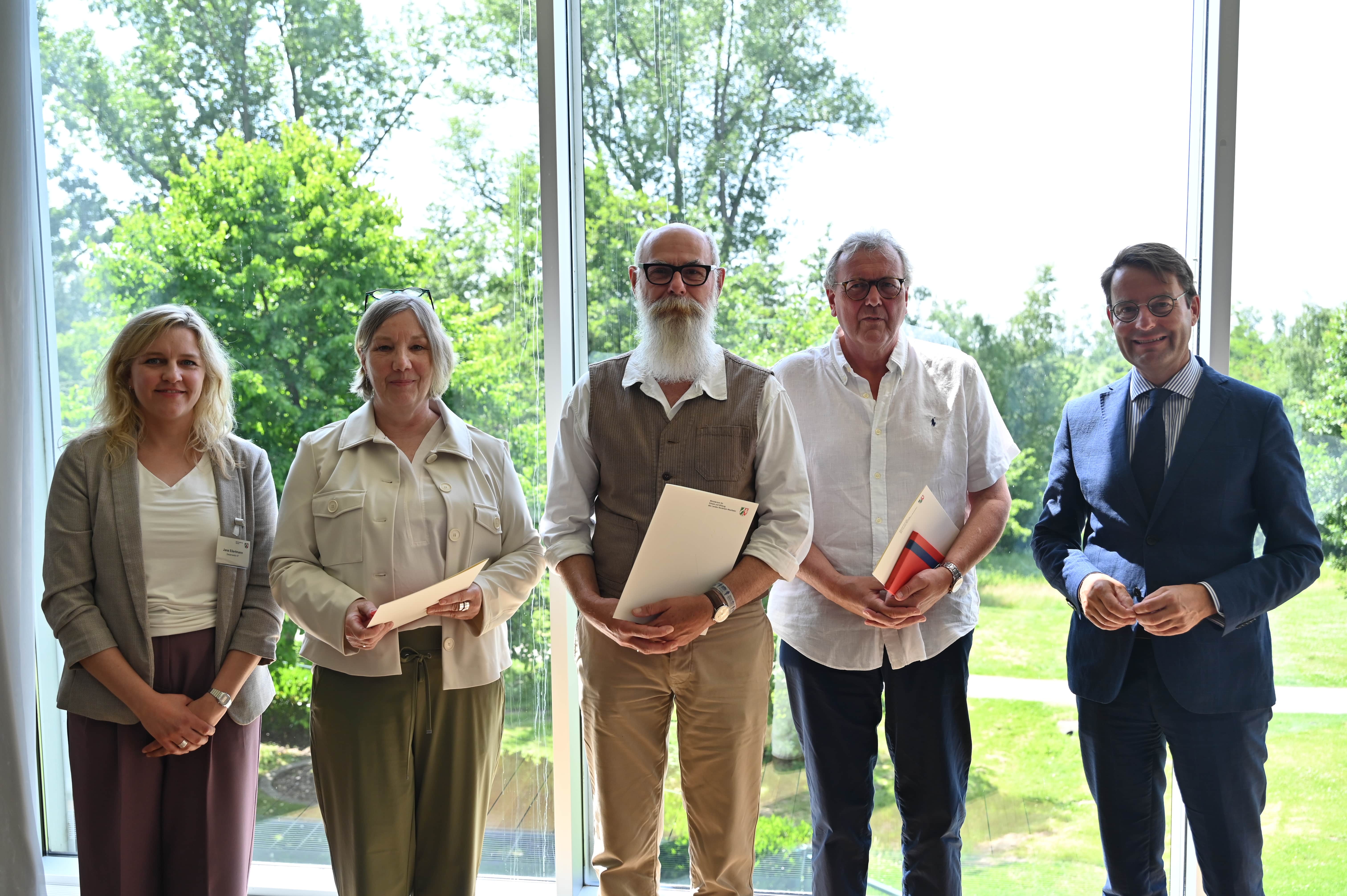 Kreis Recklinghausen: (v.l.) Dezernentin für Personalangelegenheiten der Lehrkräfte Jana Ellertmann, Christiane Müllender, Heinrich-Hermann Tophoven, Bernhard Gockeln und Regierungspräsident Andreas Bothe.