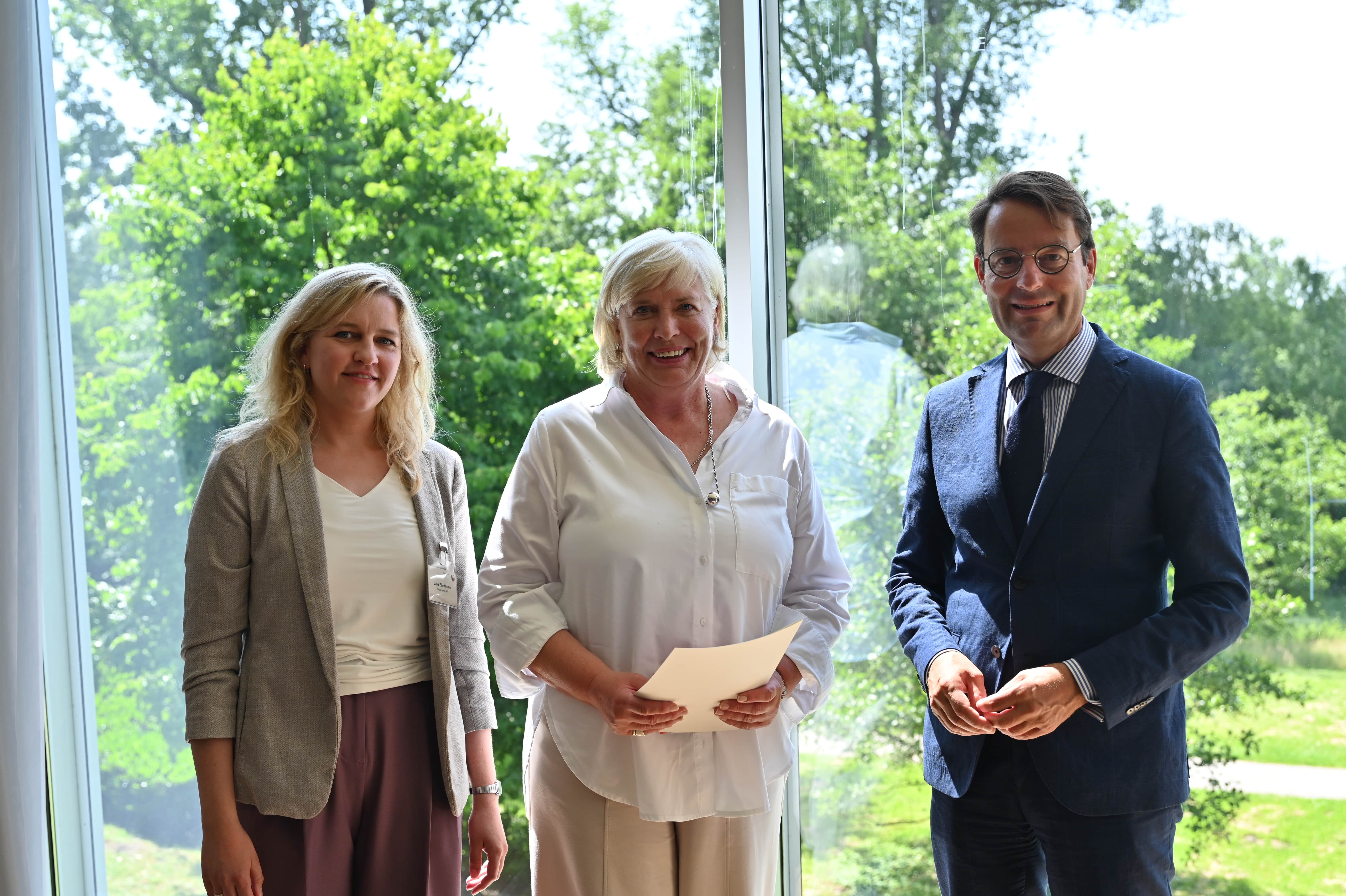 Kreis Steinfurt: (v.l.) Dezernentin für Personalangelegenheiten der Lehrkräfte Jana Ellertmann, Ulrike Berning-Jaspers und Regierungspräsident Andreas Bothe.