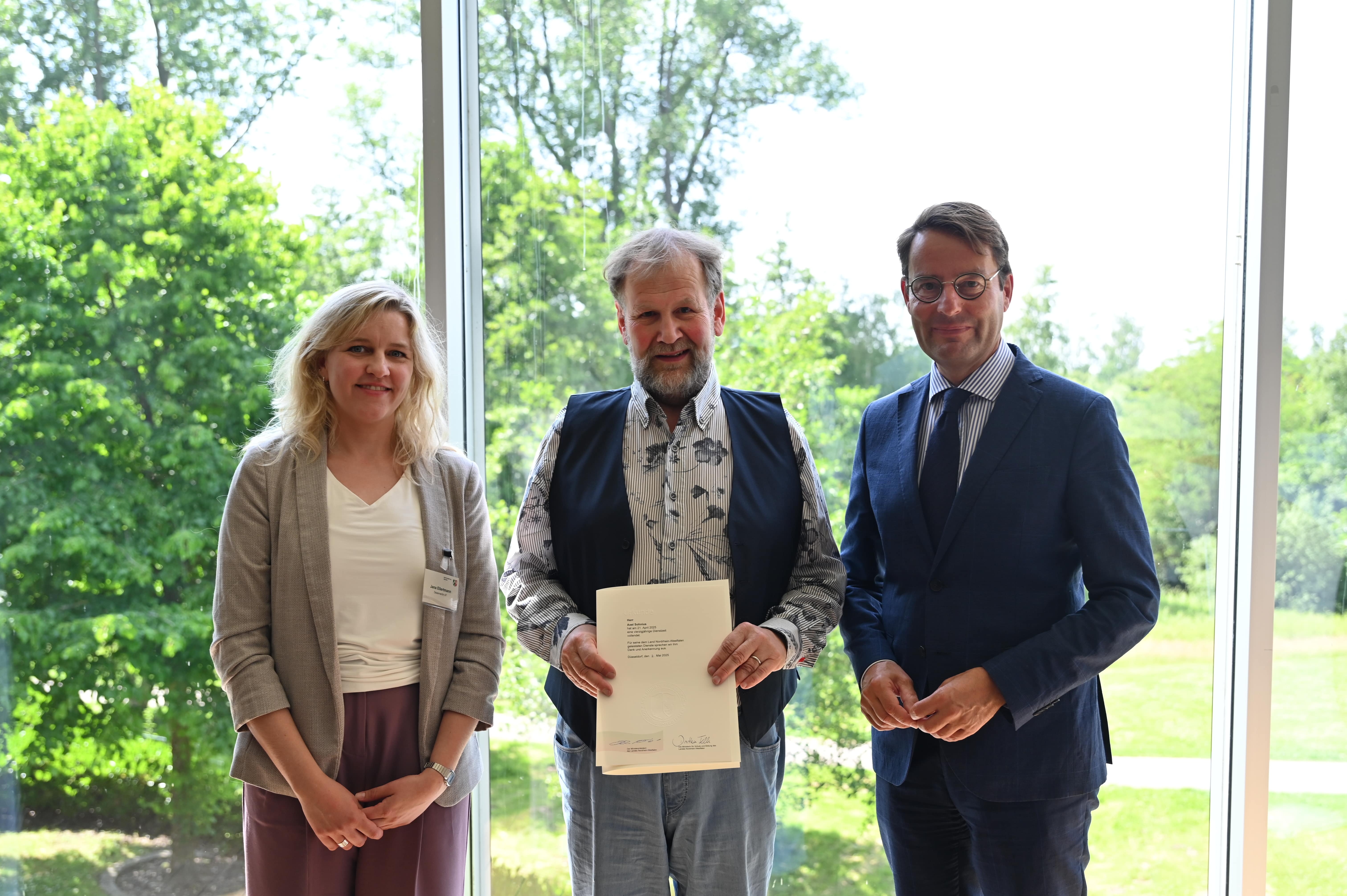 Stadt Gelsenkirchen: (v.l.) Dezernentin für Personalangelegenheiten der Lehrkräfte Jana Ellertmann, Axel Sohnius und Regierungspräsident Andreas Bothe.