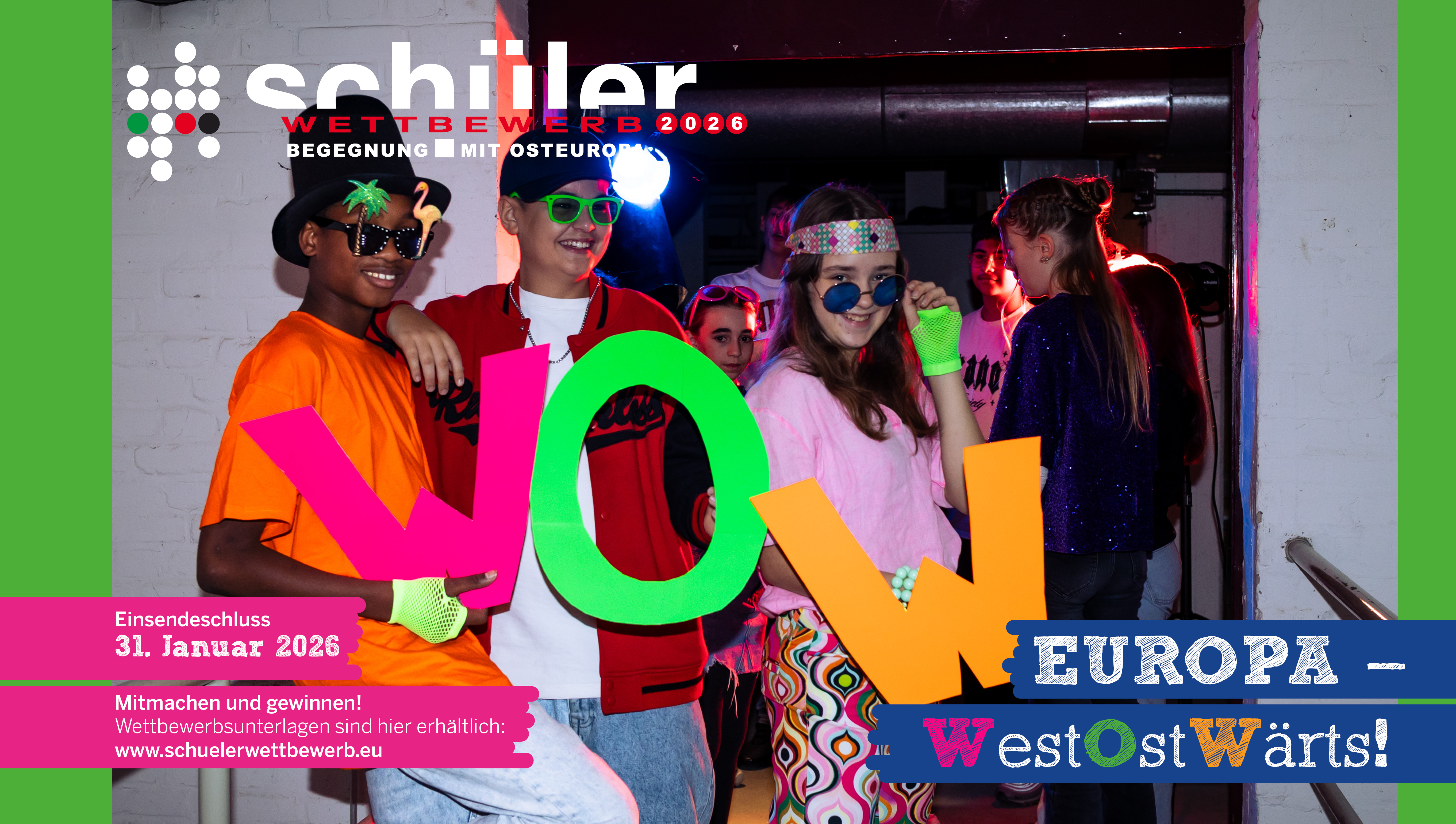 Das Bild zeigt ein Gruppe Jugendlicher, die eine Party feiern