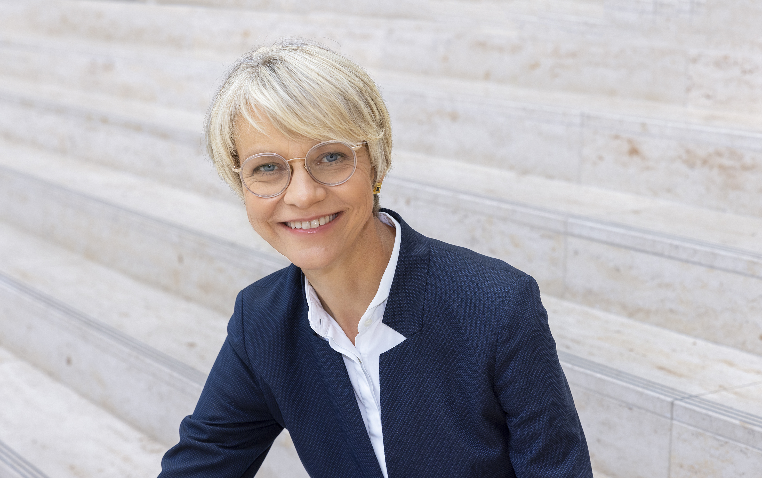 Foto der Ministerin für Schule und Bildung des Landes Nordrhein-Westfalen Dorothee Feller.