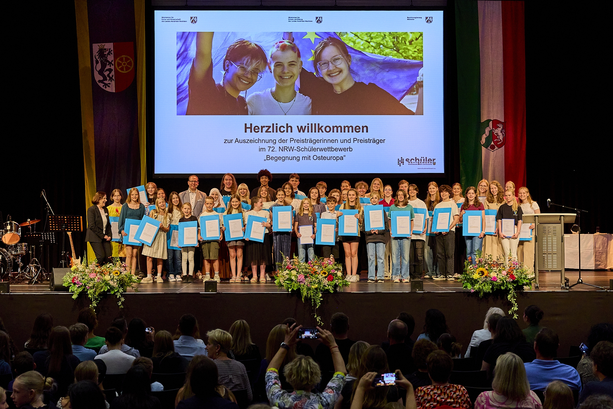 Alle Preisträger und Preisträgerinnen stehen auf der Bühne. 