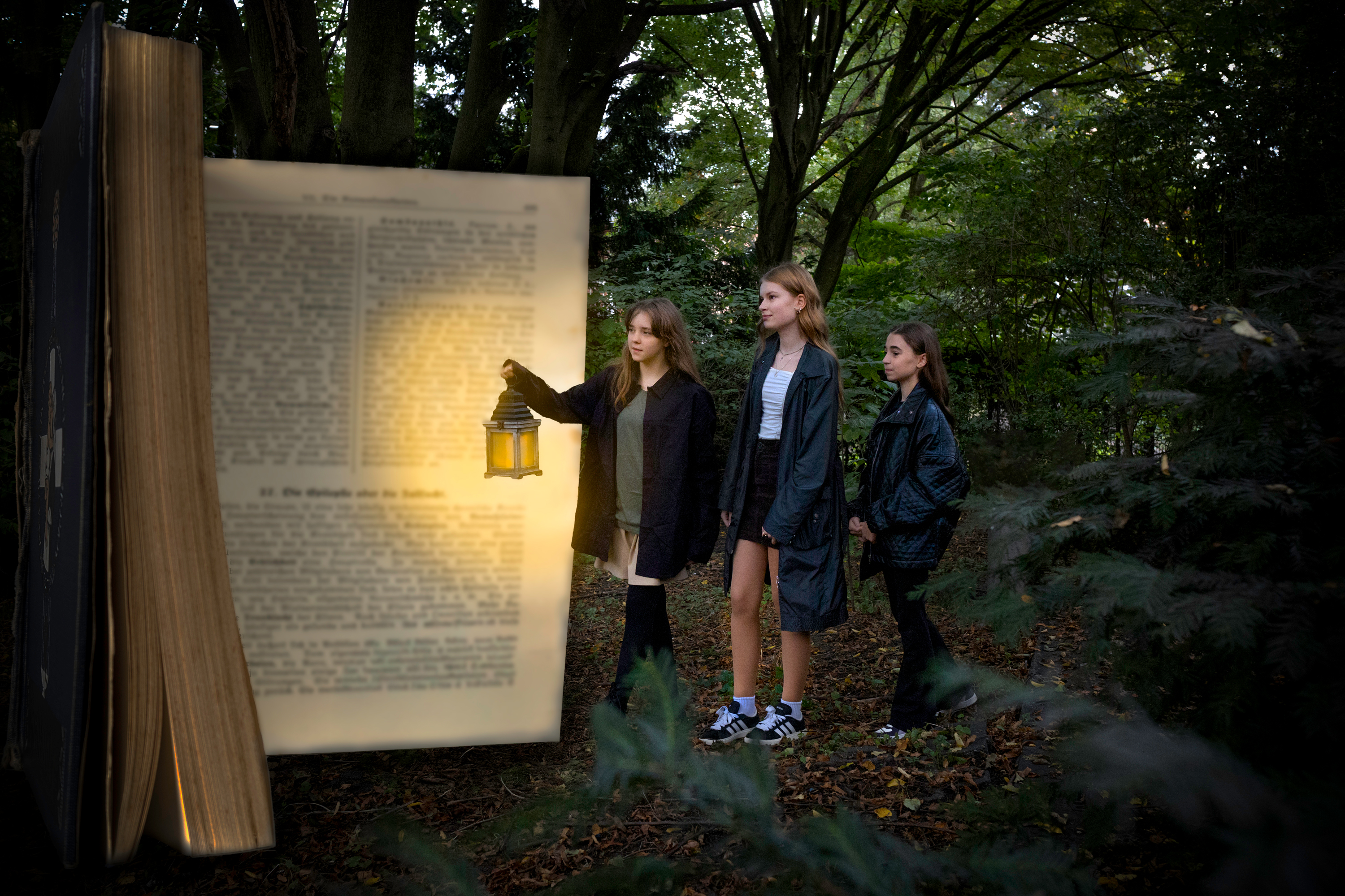 Fotocollage: Drei weibliche Jugendliche gehen auf ein hohes Buch zu. Eine hält eine Laterne in der Hand.