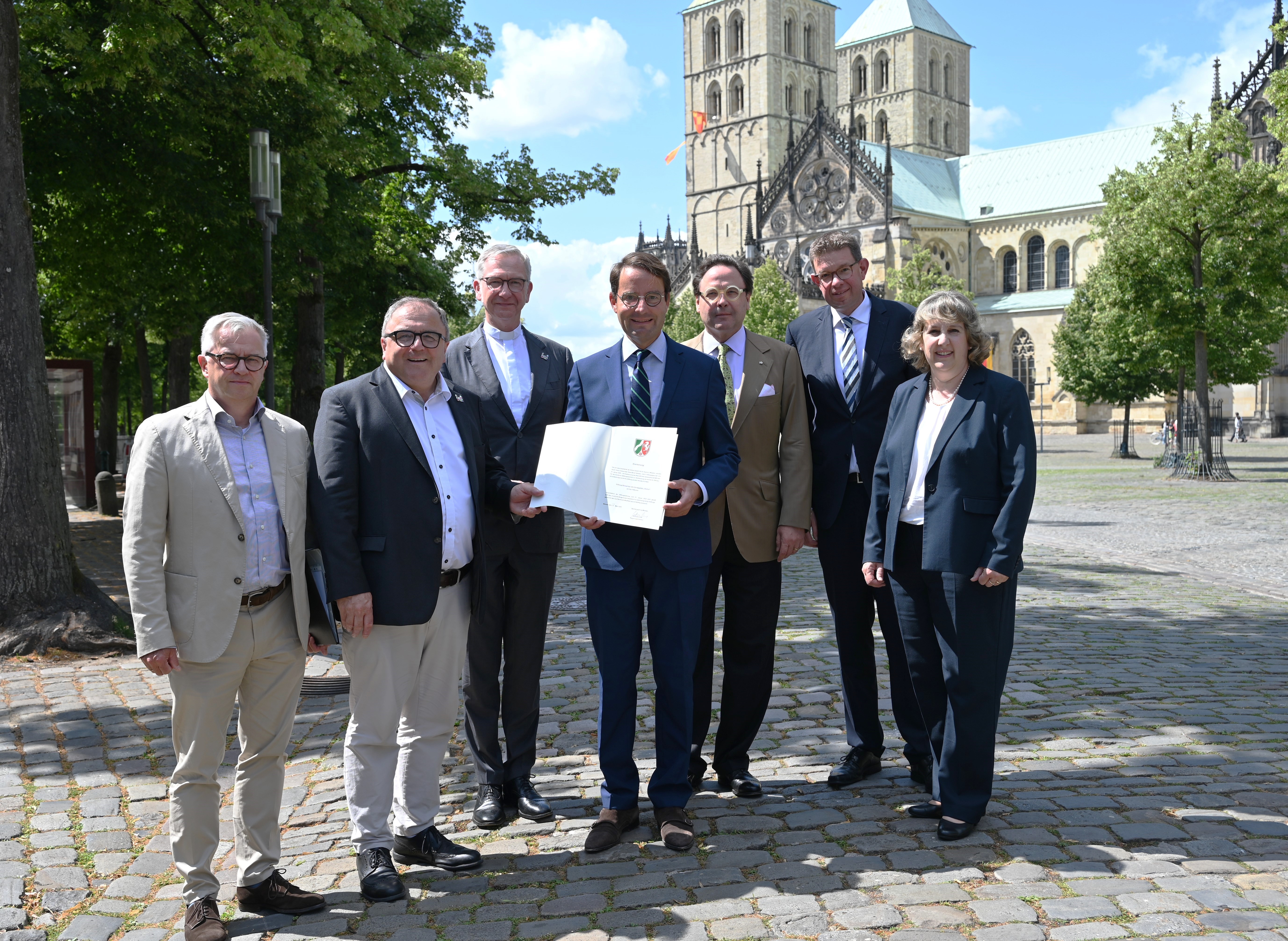 Freuen sich über die Anerkennung der Stiftung Domschatz: v.l. Jörg Preckl, Dompropst Hans-Bernd Köppen, Dr. Antonius Hamers, Regierungspräsident Andreas Bothe, Dr. Emanuel Fürst zu Salm-Salm, Christian Meyer, Claudia Kummer.