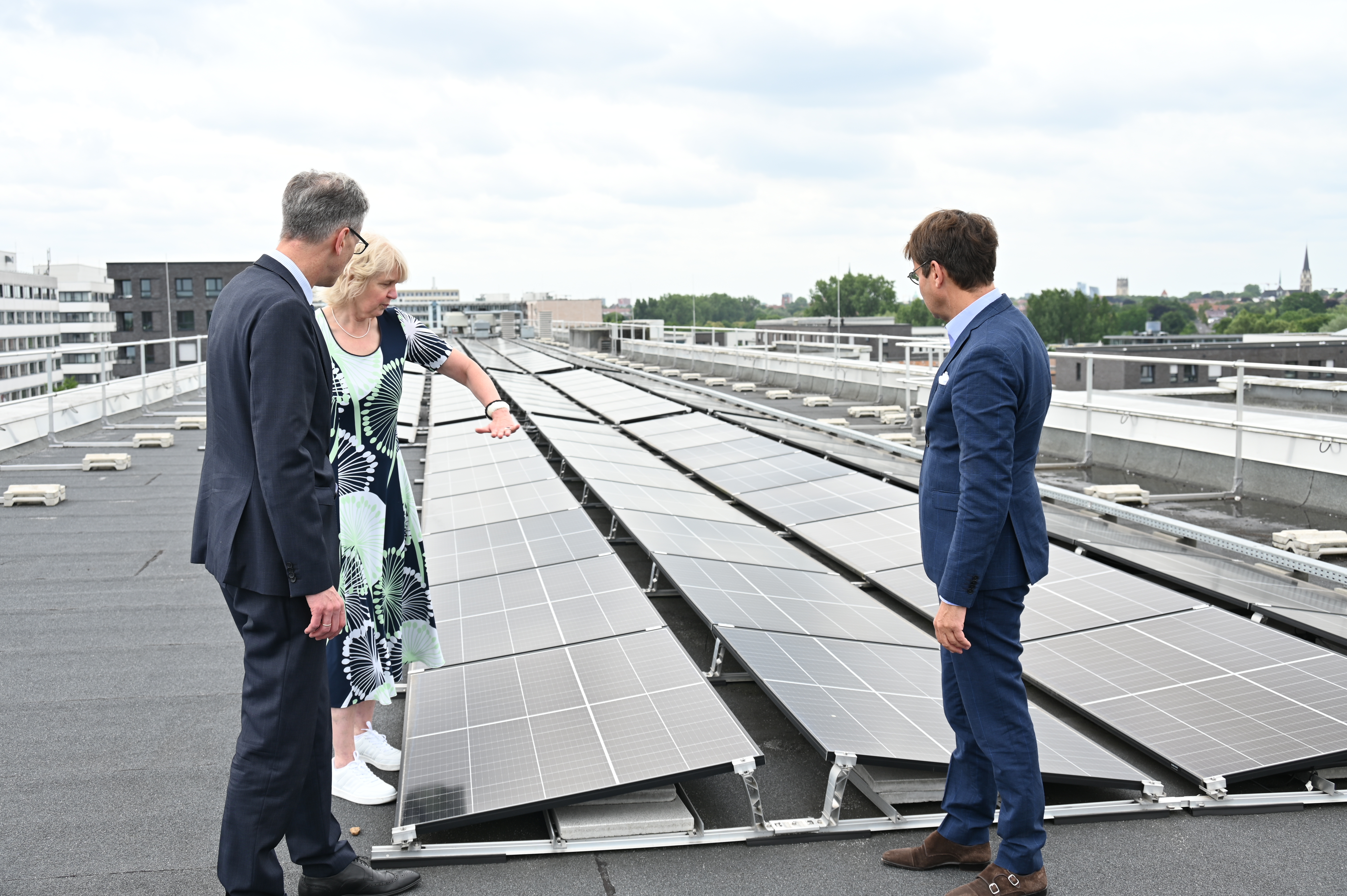 Besichtigung der Photovoltaik-Anlage auf dem Dienstgebäude der Bezirksregierung Münster