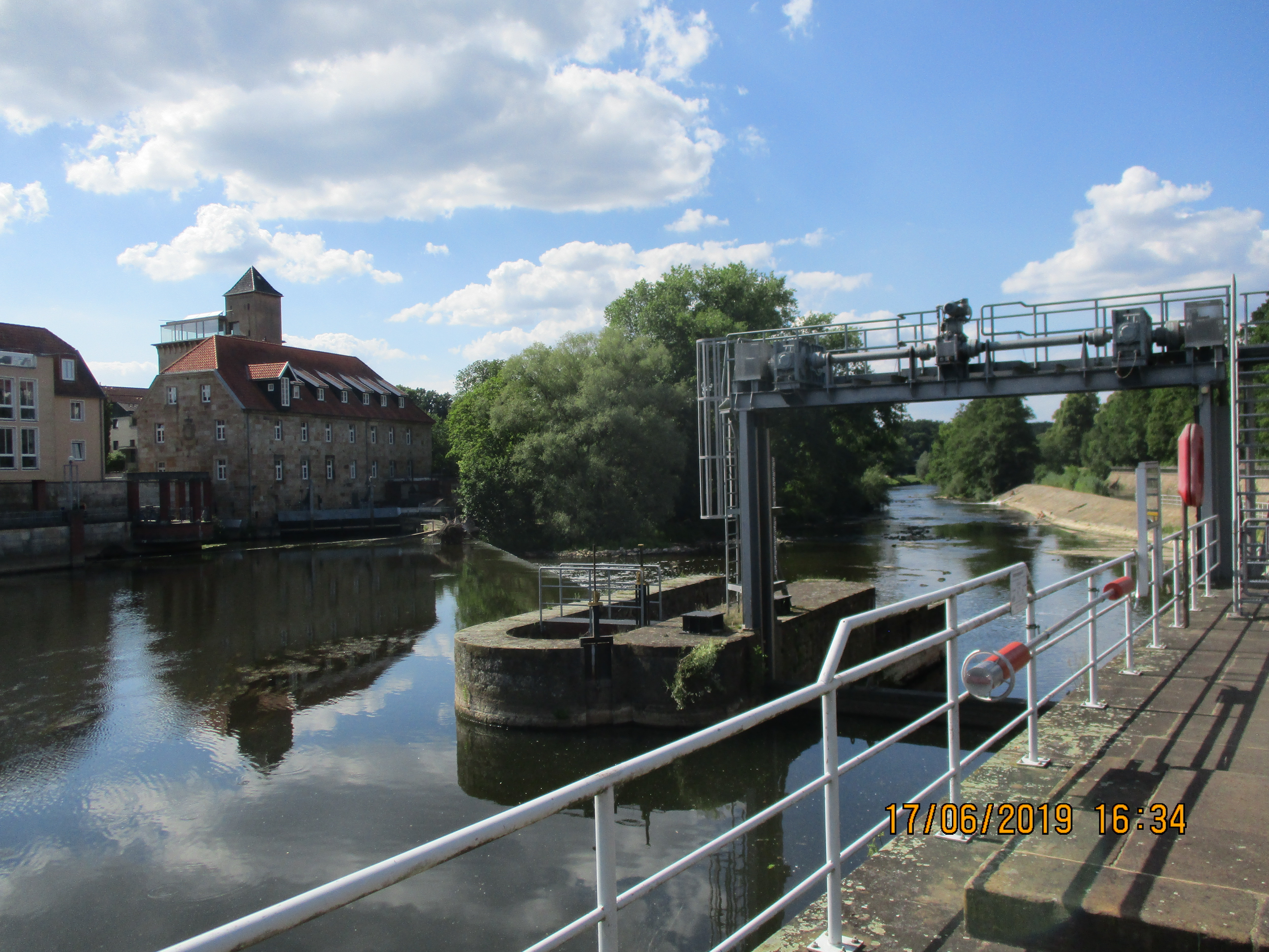 Blick auf Mühlengebäude und Schleusenanlage am Emswehr Rheine (Juni 2019). 