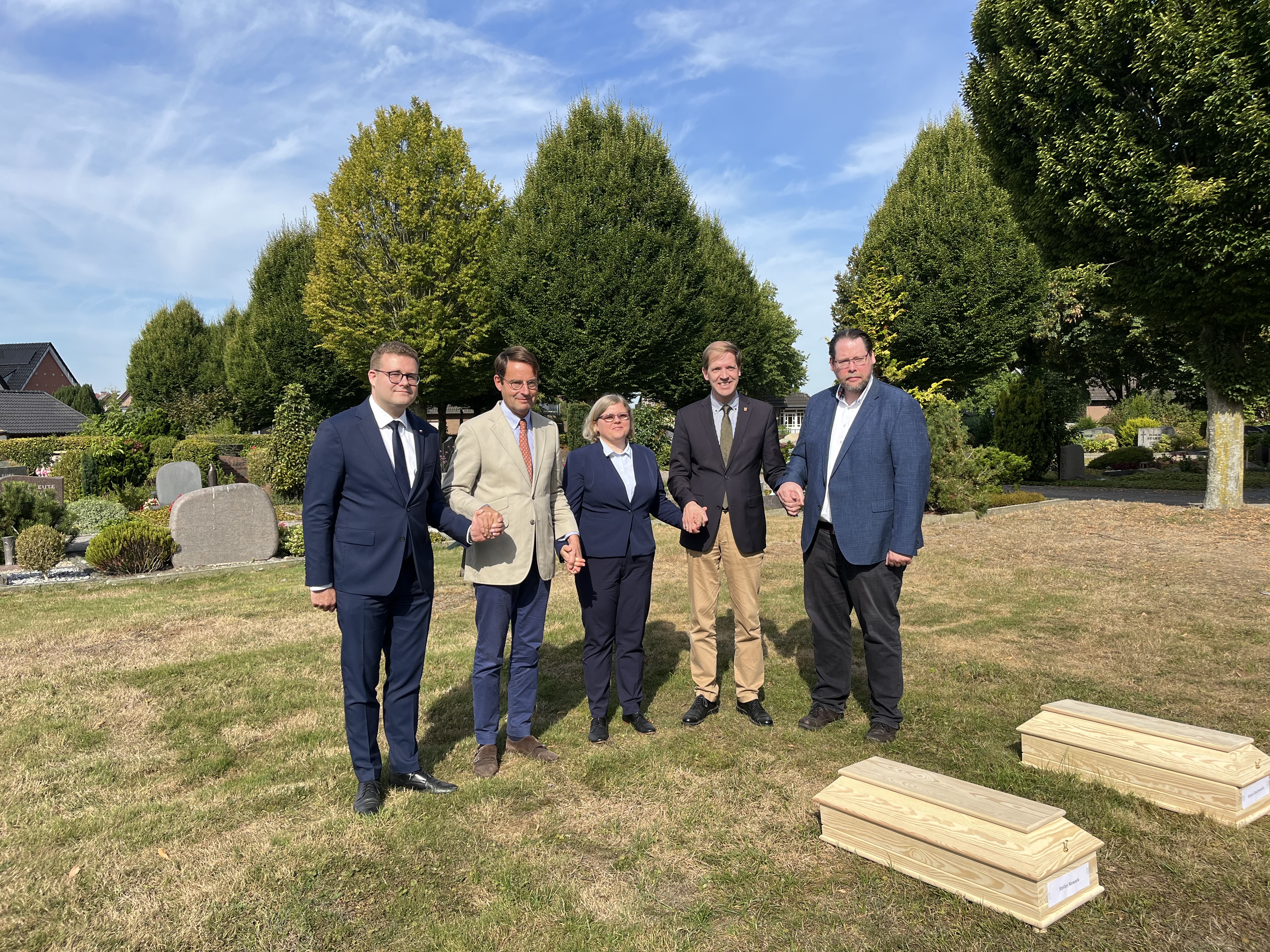 Setzen ein Zeichen für Frieden und Völkerverständigung: (v.l.) Jan Krzymowski (Vizekonsul des Generalkonsulats der Republik Polen), Regierungspräsident Andreas Bothe, Aleksandra Wojda (Ministerium für Kultur und Nationales, Warschau), Christian Schulze Pellengahr (Landrat Kreis Coesfeld), Markus Mönter (Stadtbaurat Dülmen).