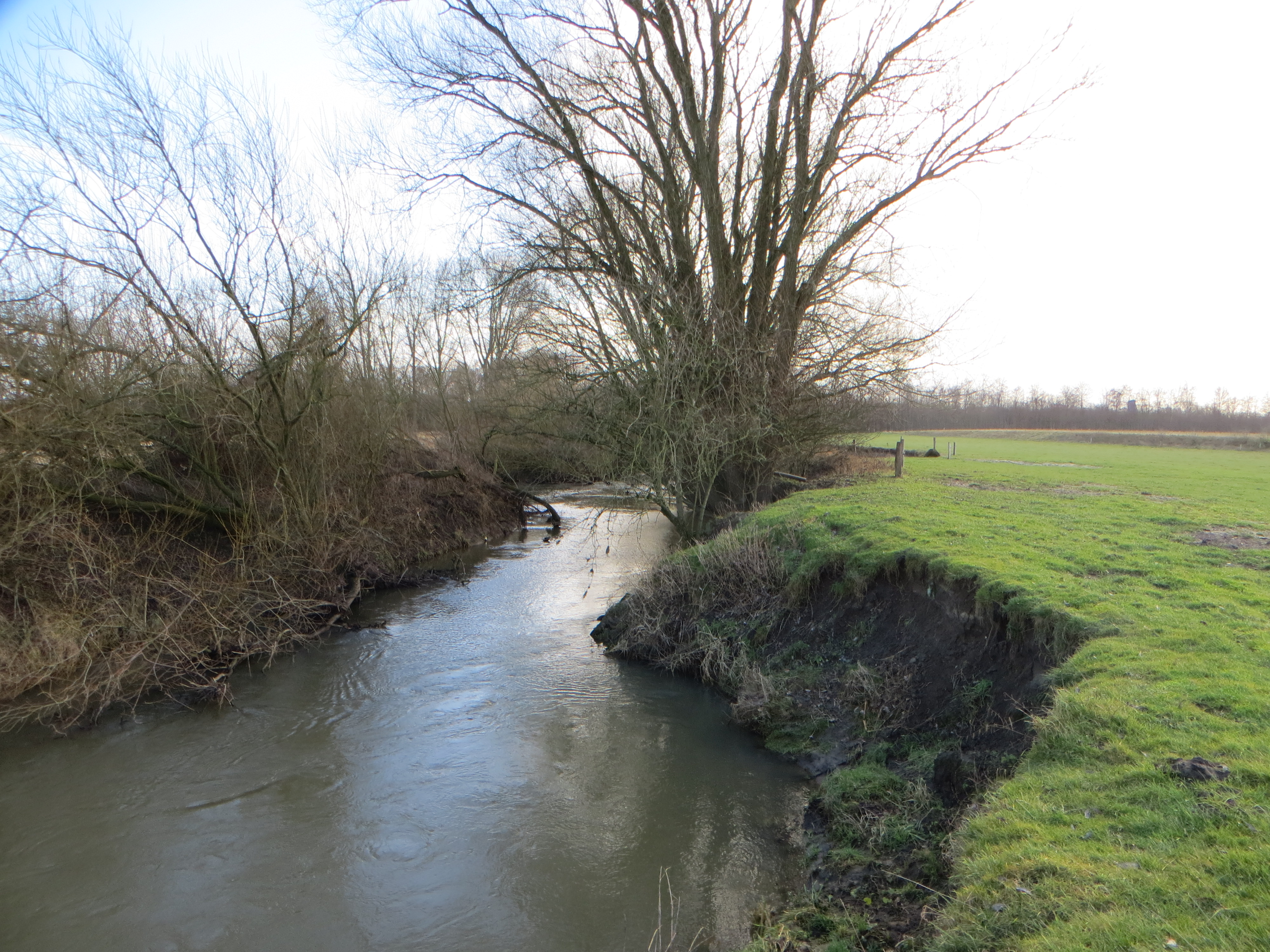 Landschaft mit Ufer und Fluss
