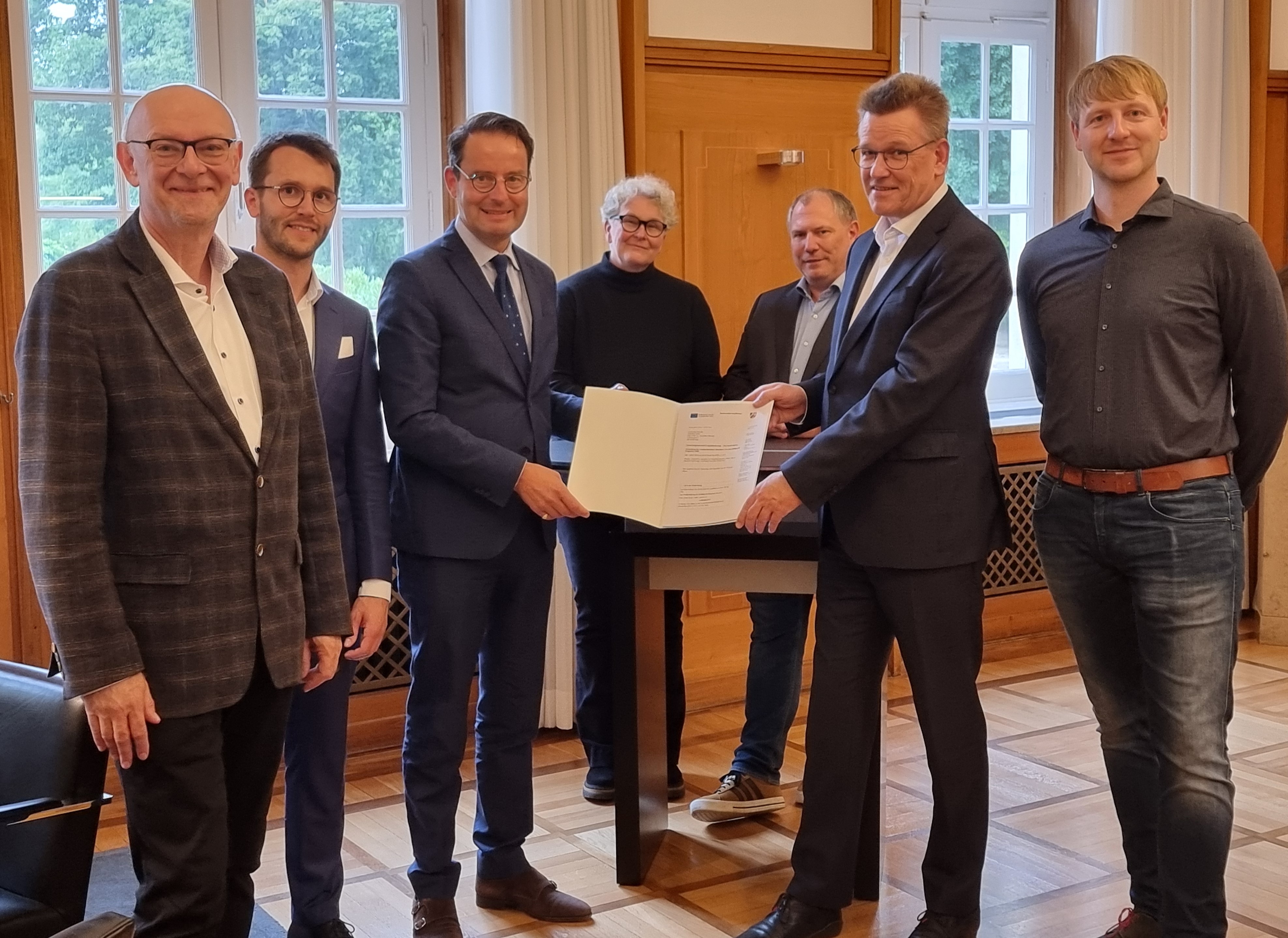 v.l. Prof. Dr. Martin Winter (Wissenschaftliche Leitung des MEET Batterieforschungszentrums), Philipp Esser (Dezernent der Bezirksregierung Münster), Regierungspräsident Andreas Bothe, Dr. Adrienne Hammerschmidt (MEET Batterieforschungszentrum), Dr. Falko Schappacher (MEET Batterieforschungszentrum), Rektor Prof. Dr. Johannes Wessels, Dr. Simon Wiemers-Meyer (MEET Batterieforschungszentrum).