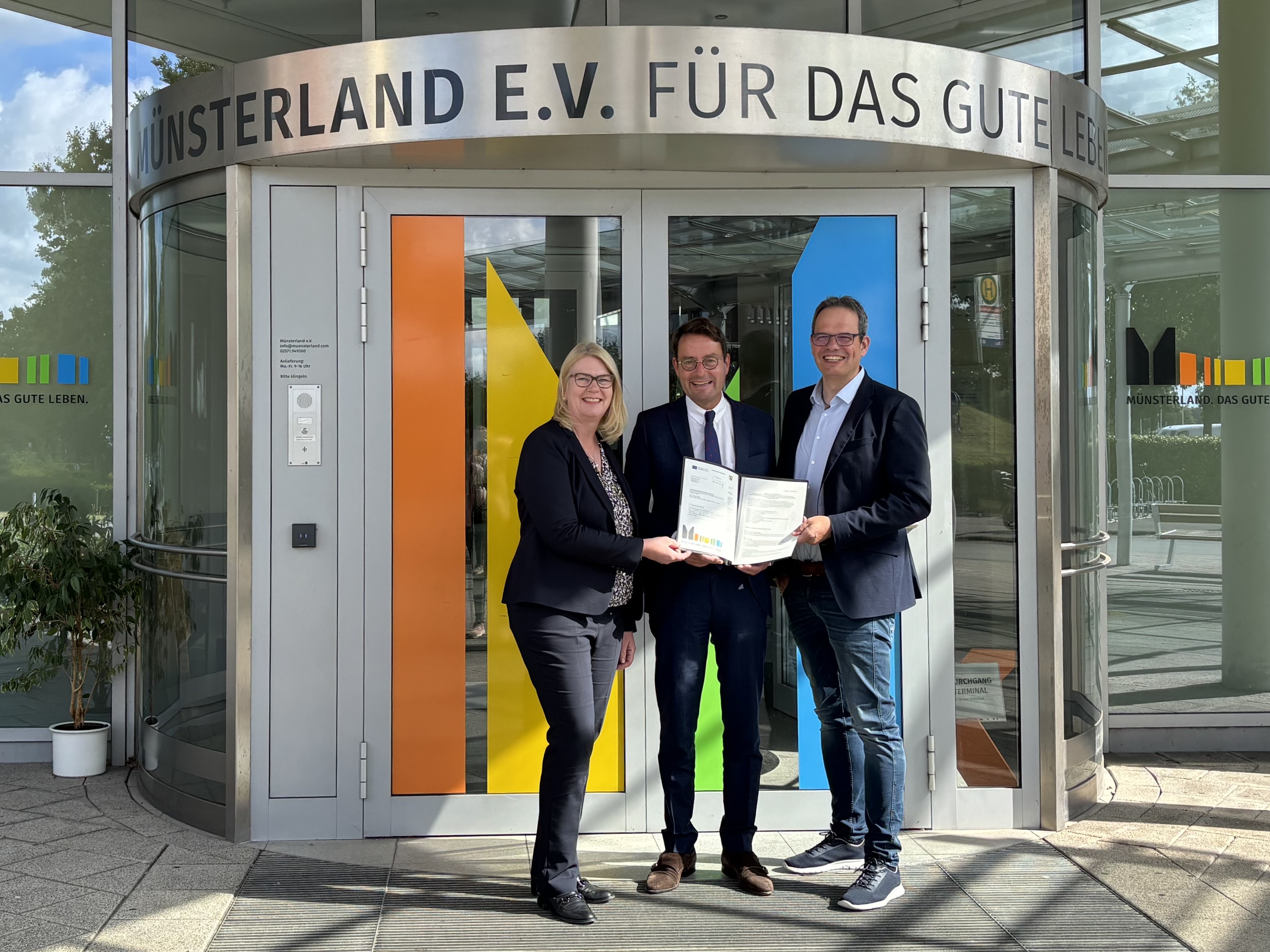  v.l. Kerstin Clev (Tourismusmarketing Münsterland e.V.), Regierungspräsident Andreas Bothe, Andreas Grotendorst (Vorstand Münsterland e.V.)