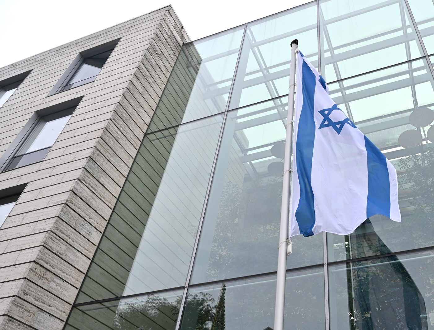 Israel Flagge am Dienstgebäude der Bezirksregierung Münster