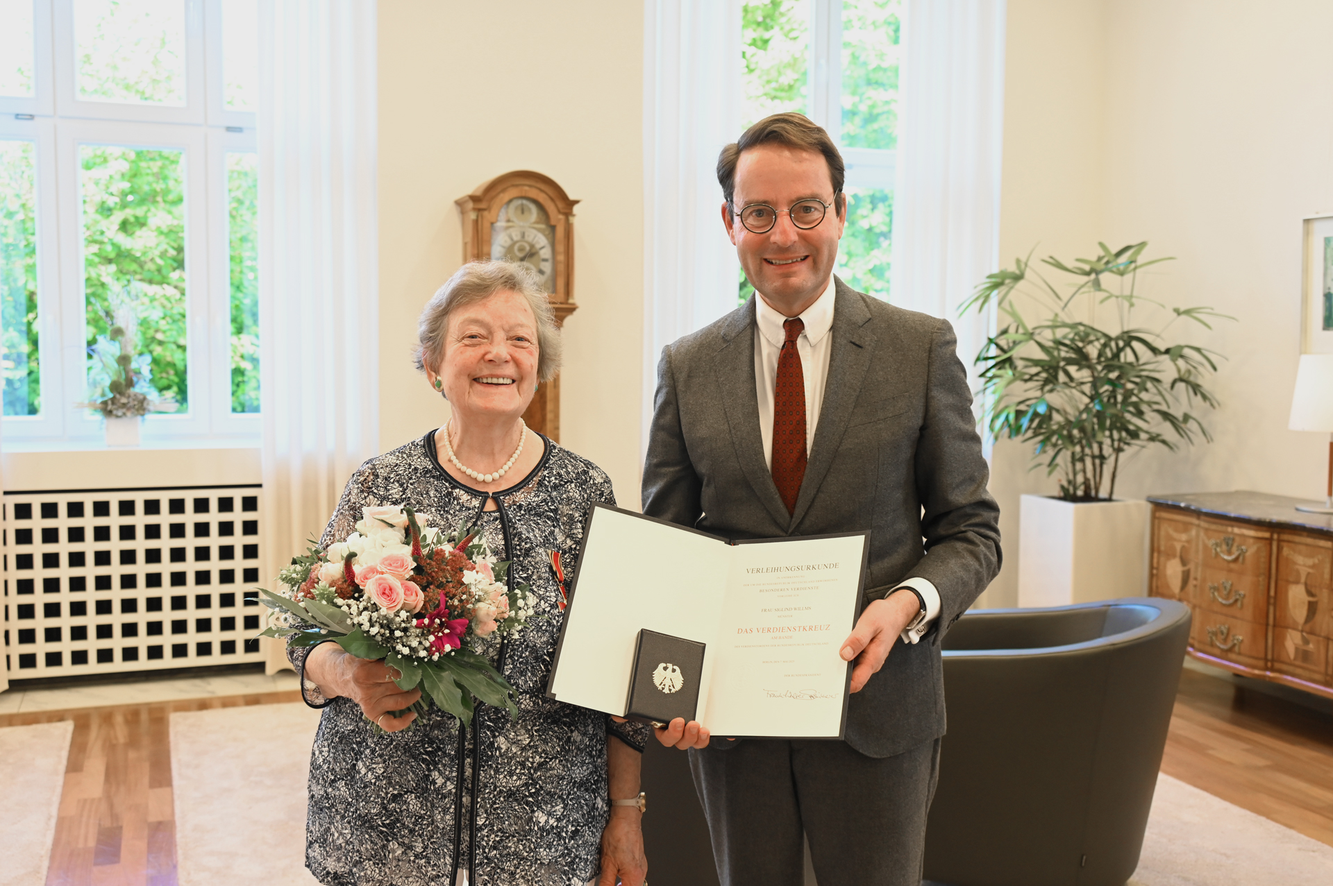 Regierungspräsident Andreas Bothe hat Siglind Willms das Verdienstkreuz am Bande überreicht.