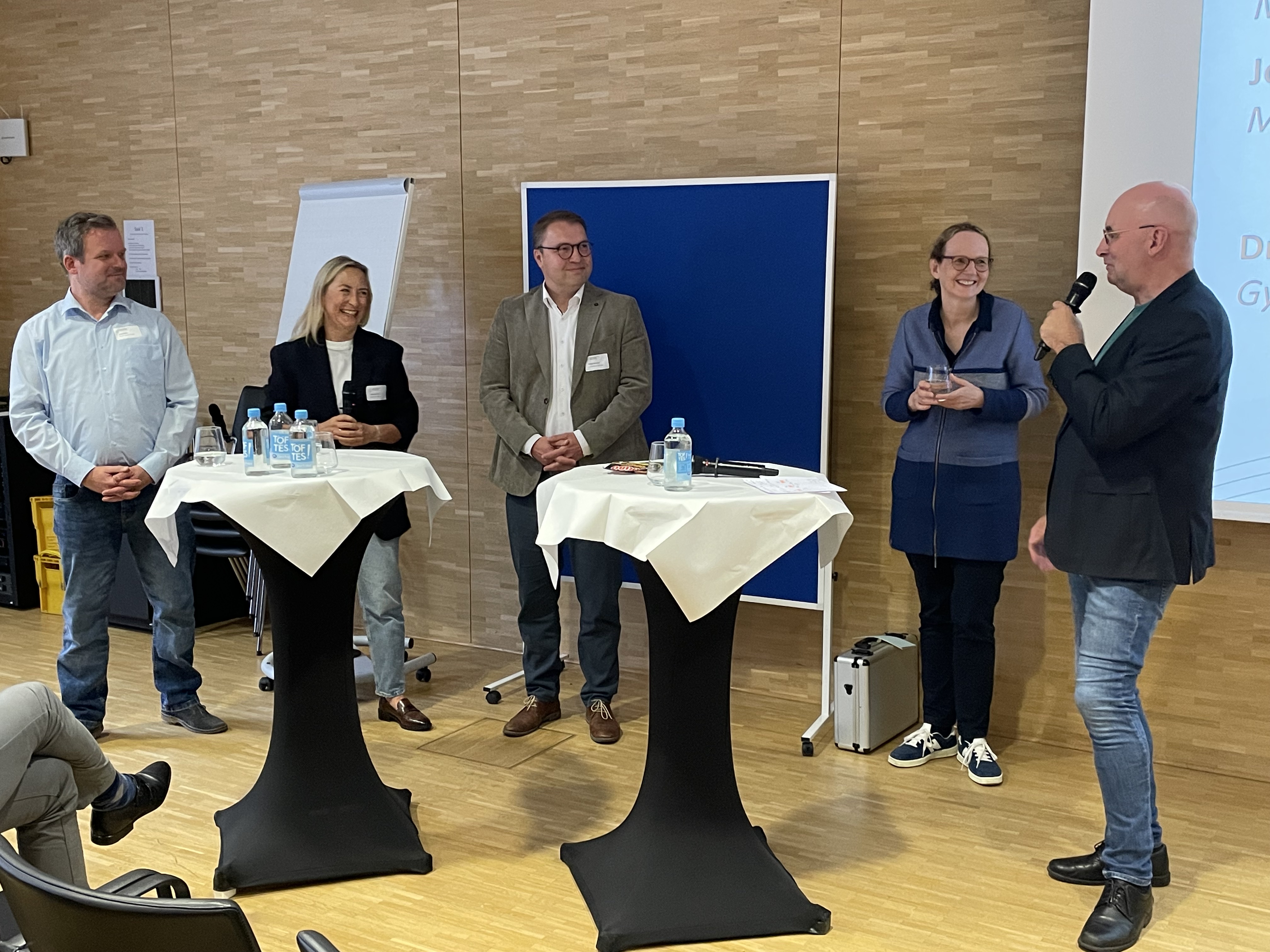 Auf der Regionaltagung (v.l.): Josef Beiske (Gymnasium Martinum, Emsdetten), Stefanie Beike (Gymnasium Martinum, Emsdetten), Dr. Philipp Hermeier (Thomas-Morus-Gymnasium, Oelde), Prof. Dr. Anne Sliwka (Universität Heidelberg), Armin Himmelrath (Moderator)