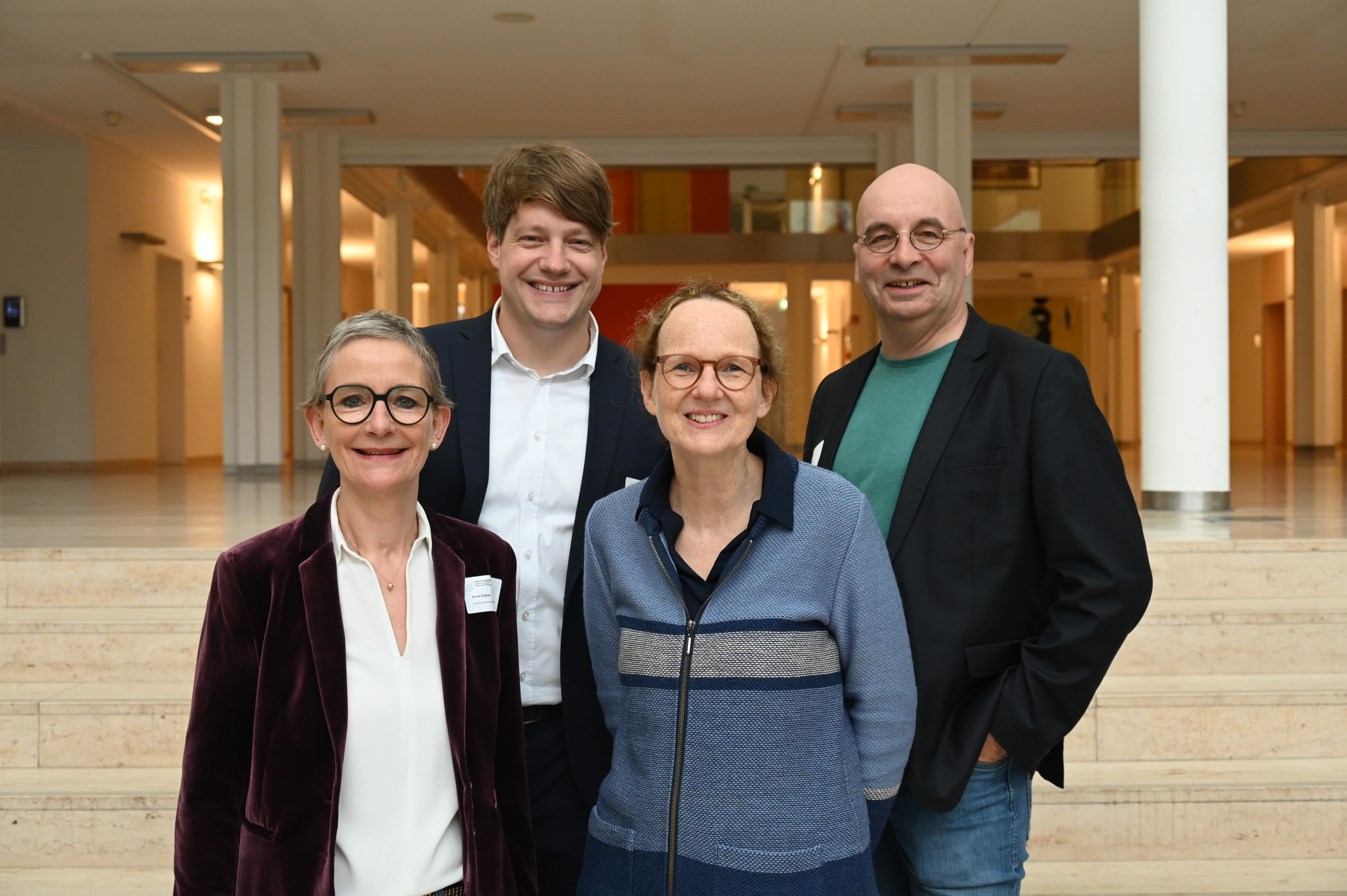 Regionaltagung der Zukunftsschulen in der Bezirksregierung Münster (v.l.) Dezernentin Anne Eyben, Fachberater Daniel Winkler (beide Bezirksregierung Münster), Prof. Dr. Anne Sliwka (Uni Heidelberg) und Journalist Amin Himmelrath.