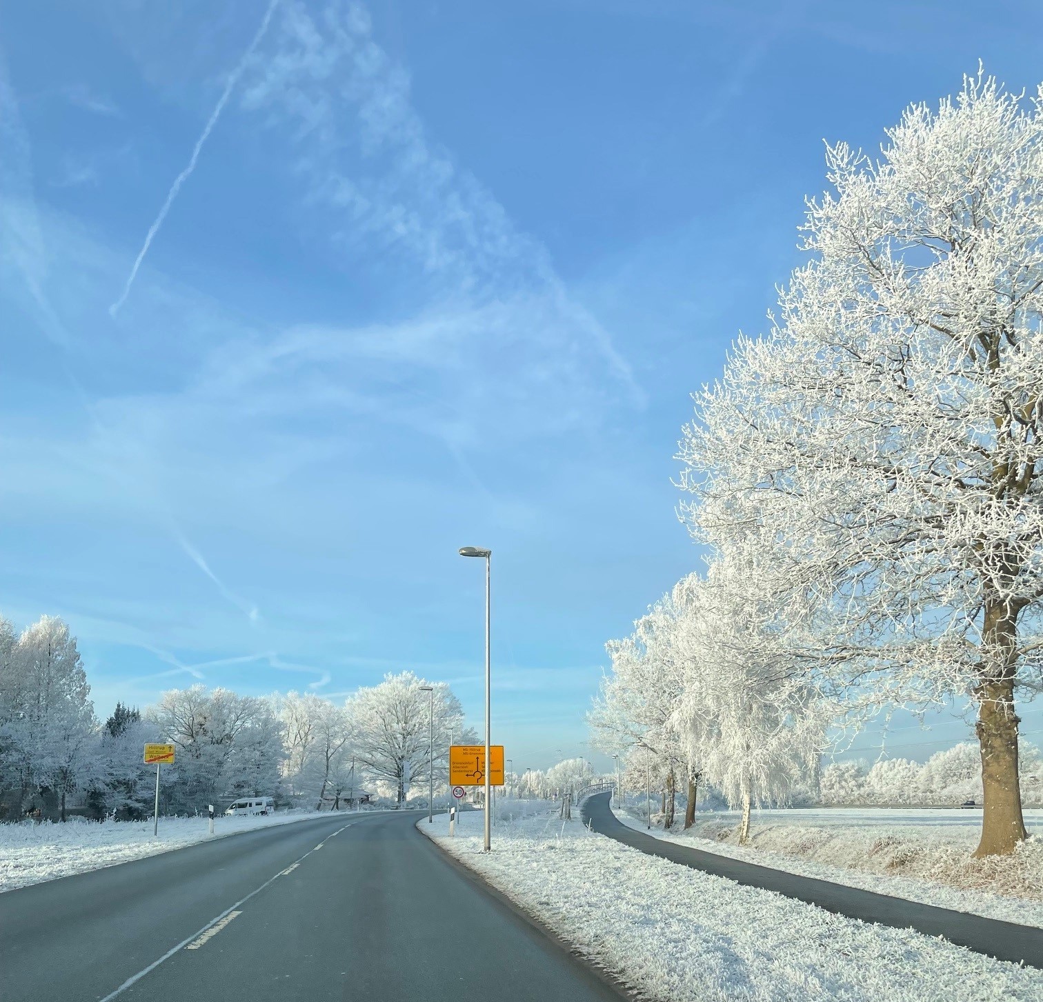Straßenverkehr im Schnee