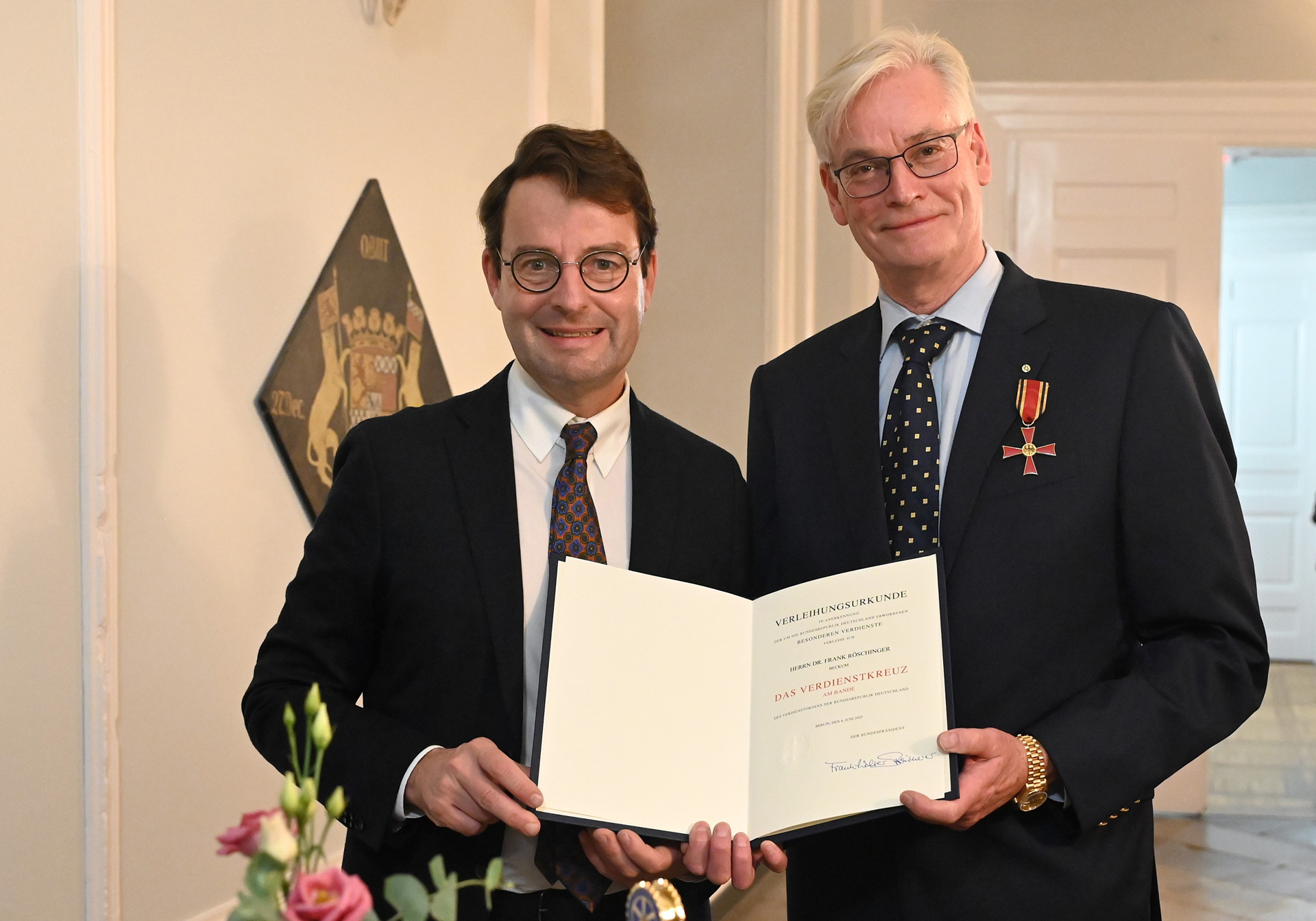  Regierungspräsident Andreas Bothe (l.) überreicht das Verdienstkreuz am Bande an Dr. Frank Röschinger (r.).
