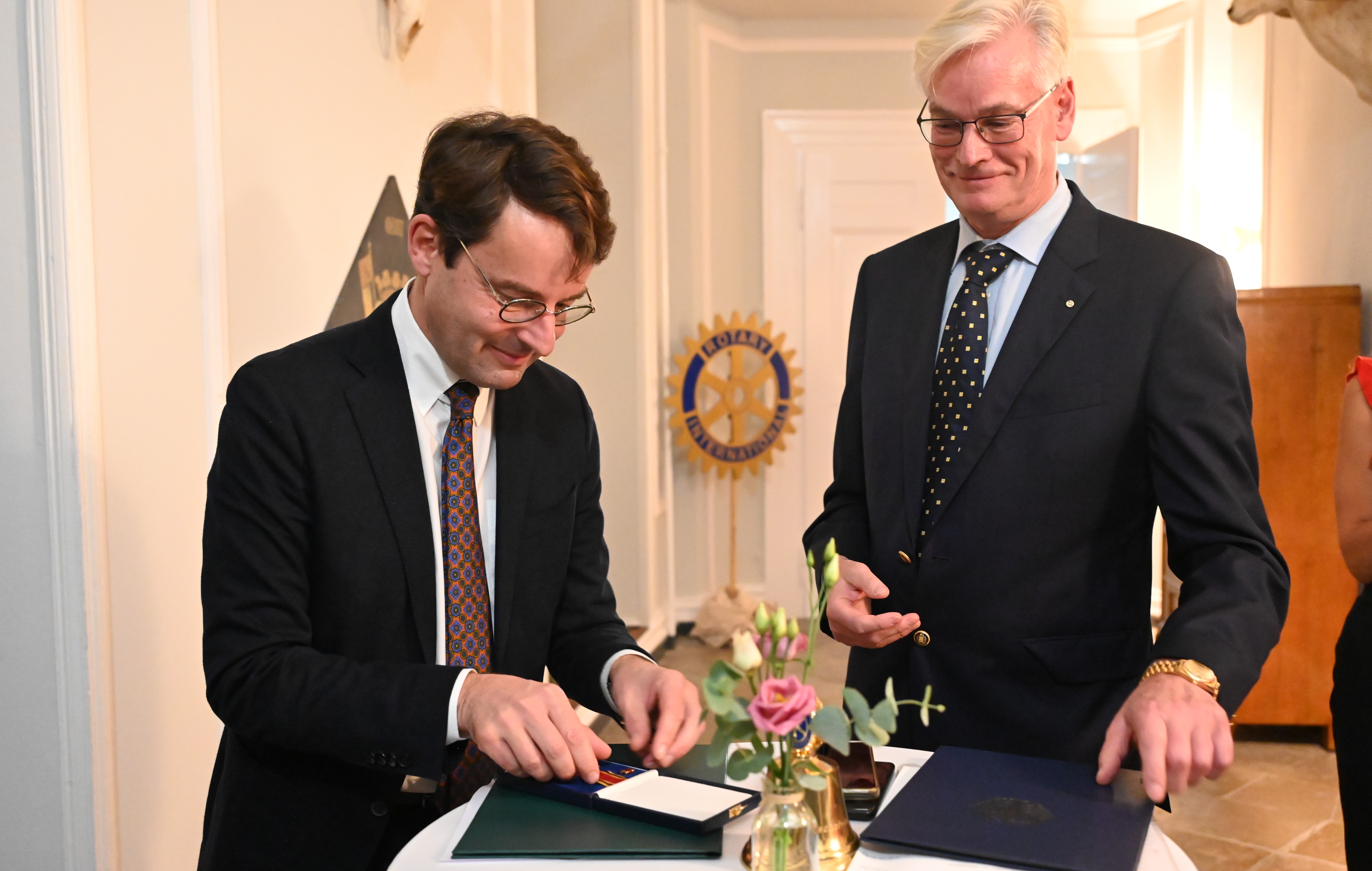  Regierungspräsident Andreas Bothe (l.) überreicht das Verdienstkreuz am Bande an Dr. Frank Röschinger (r.).