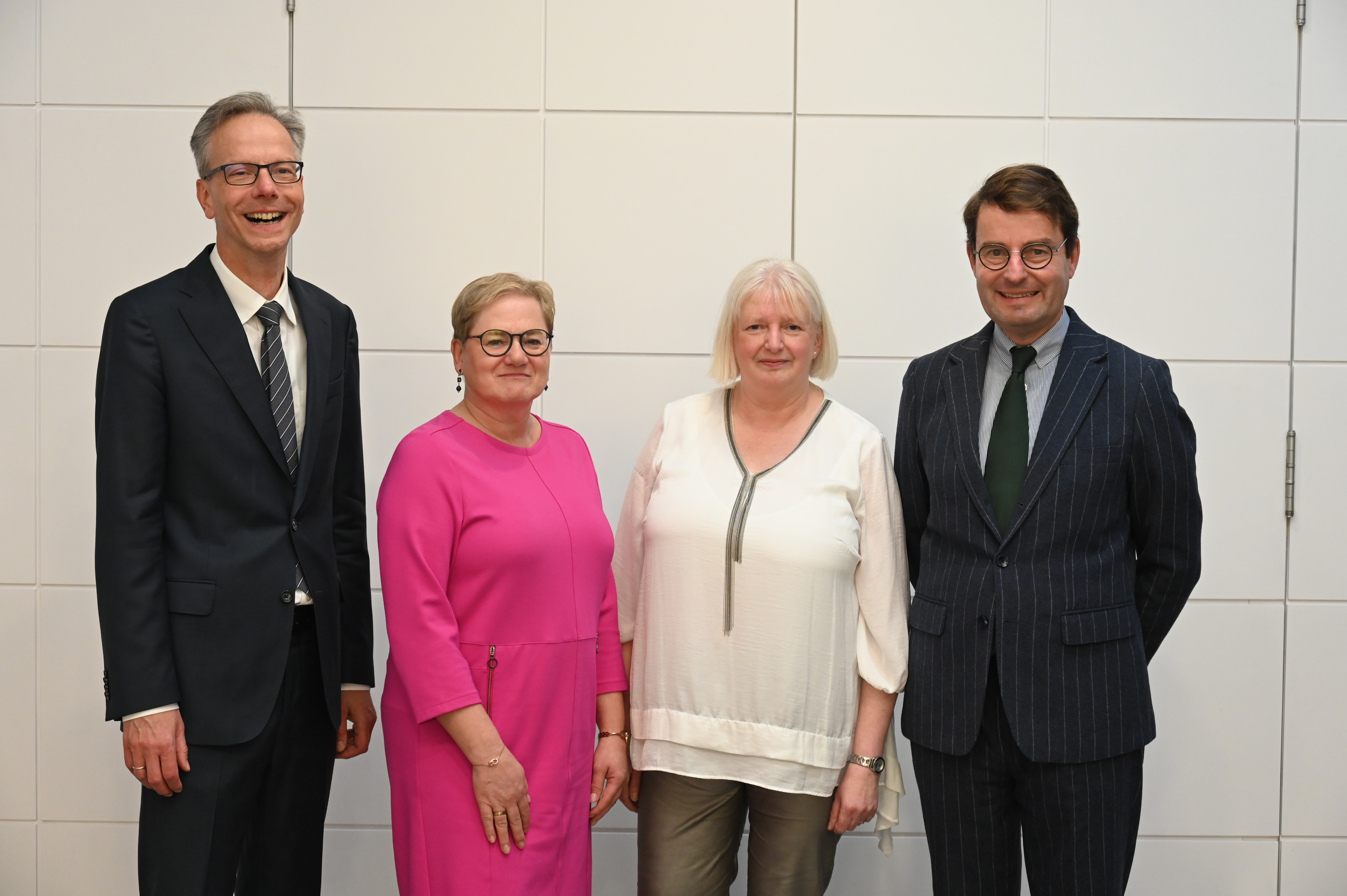 v.li. Regierungsvizepräsident Dr. Ansgar Scheipers, Claudia Götz, Ursula Lütkehermölle und Regierungspräsident Andreas Bothe 
