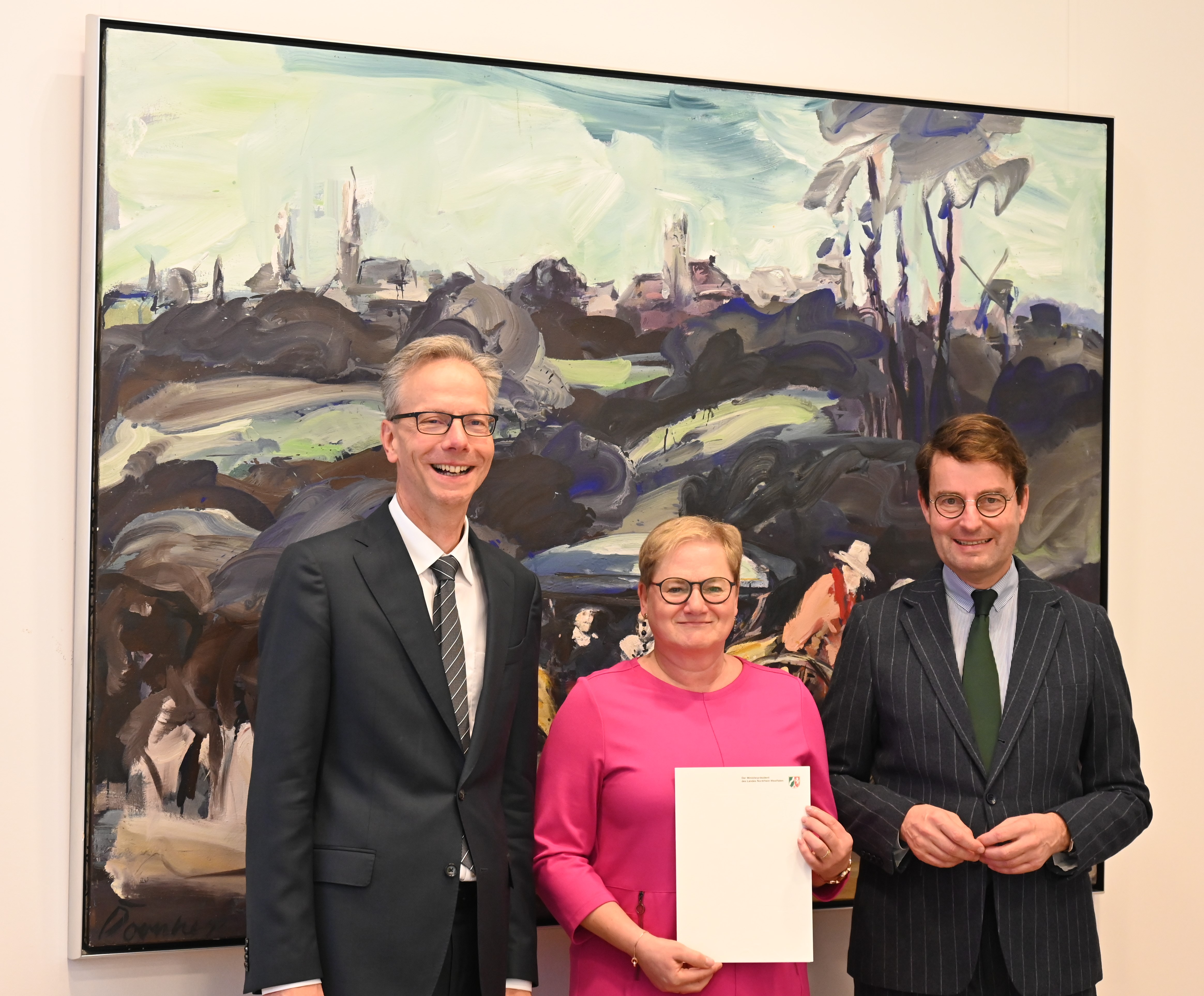 Regierungspräsident Andreas Bothe (re.) und Regierungsvizepräsident Dr. Ansgar Scheipers (li.) überreichten Claudia Götz ihre Jubiläumsurkunden 