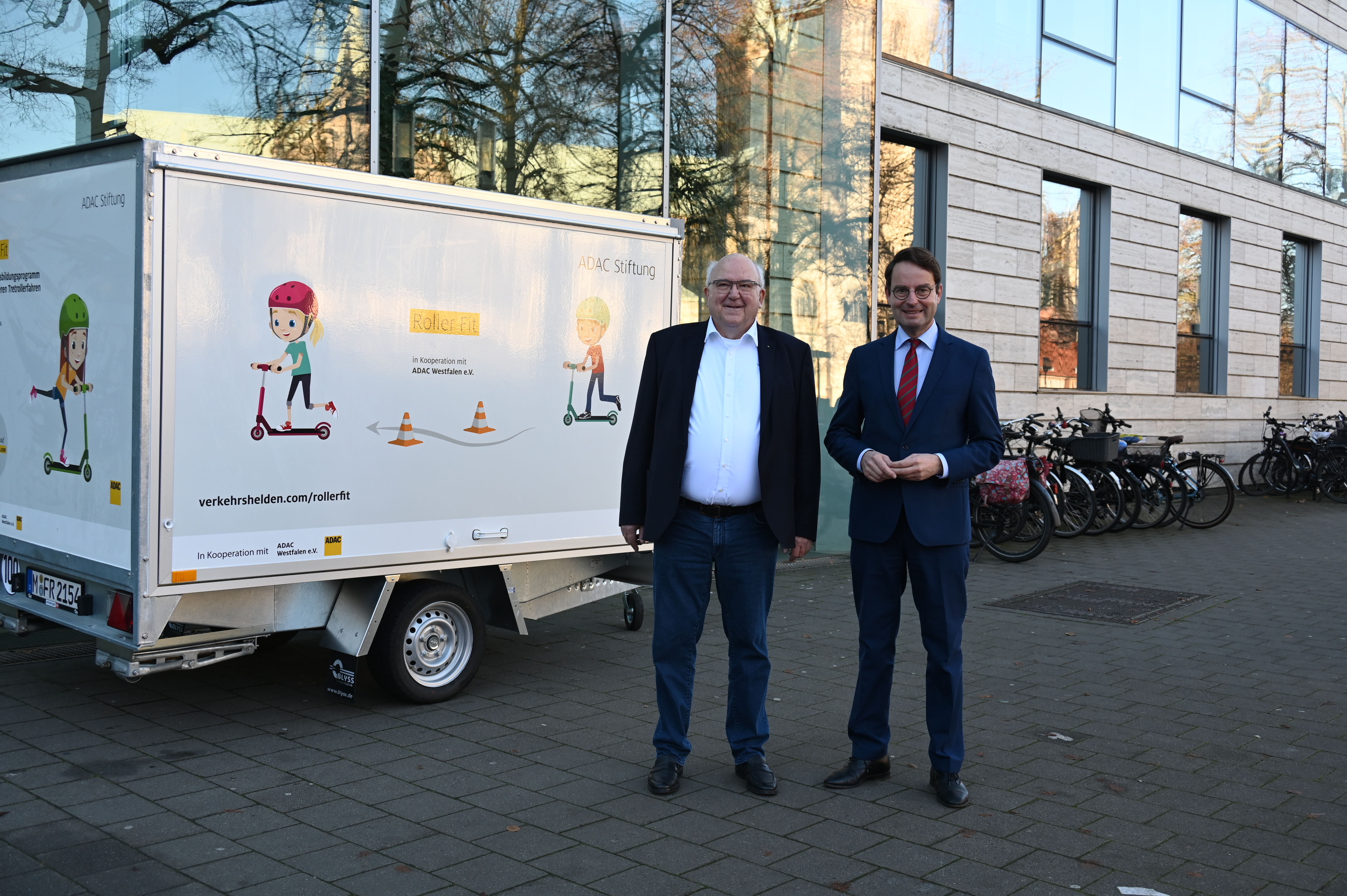 v.l. Thomas Oehler (ADAC Westfalen e.V.) und Regierungspräsident Andreas Bothe