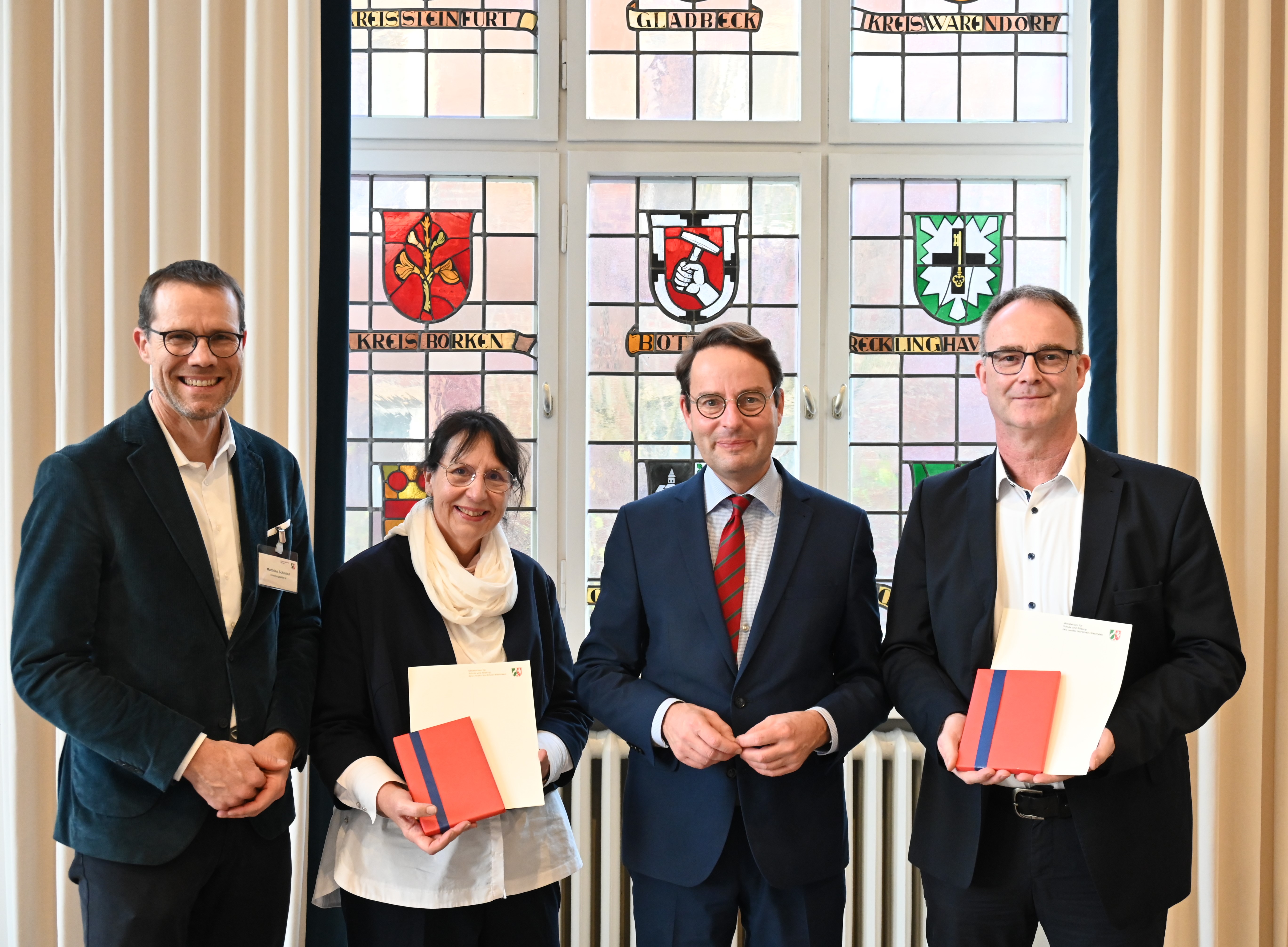 v.l. Schulabteilungsleiter Matthias Schmied, Dorothee Kösters (Freiherr-vom-Stein Realschule), Regierungspräsident Andreas Bothe und Michael Kneilmann (Oswald-von-Nell-Breuning-Berufskolleg)