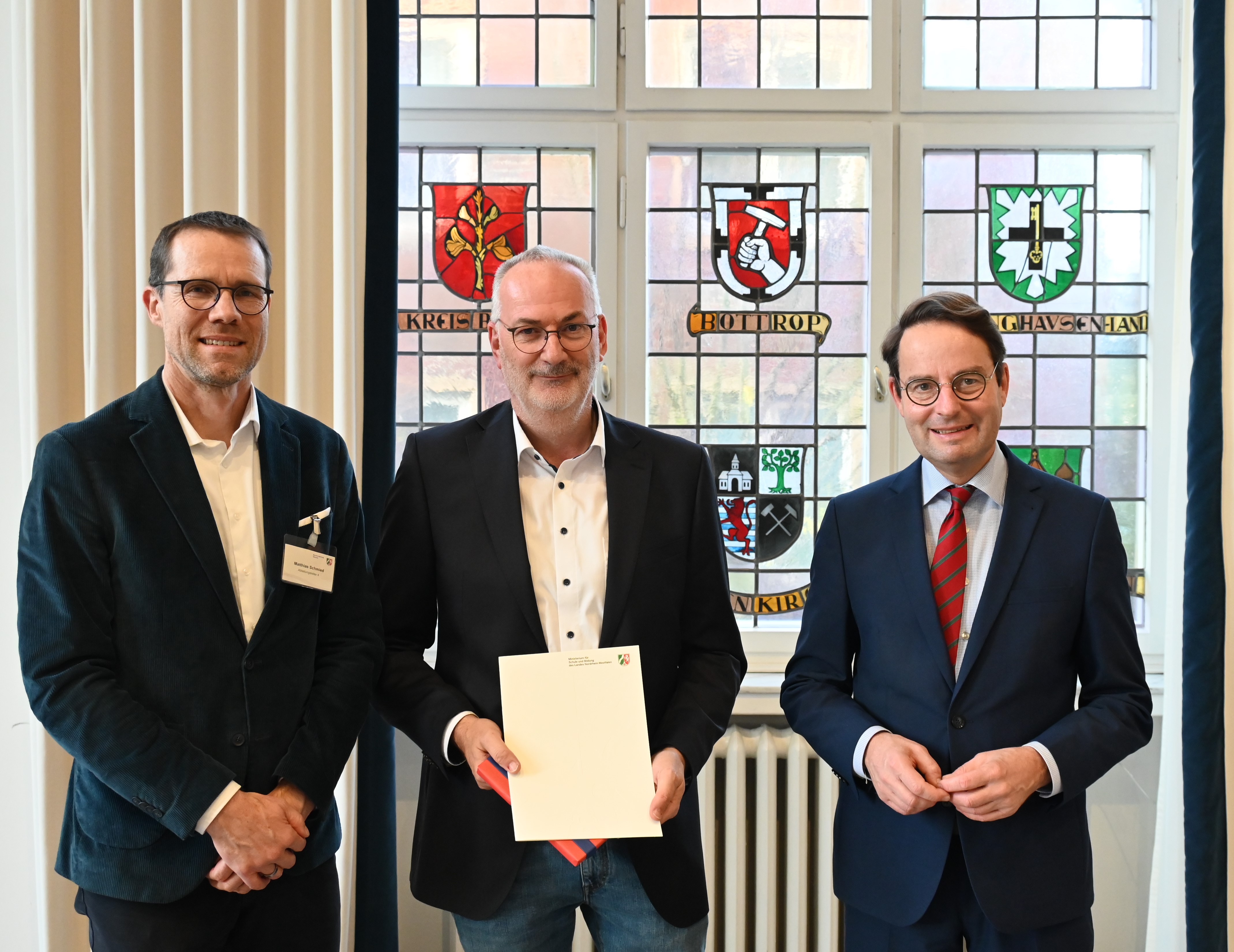 v.l. Schulabteilungsleiter Matthias Schmied, Jürgen Herbold (Berufskolleg Königstraße) und Regierungspräsident Andreas Bothe