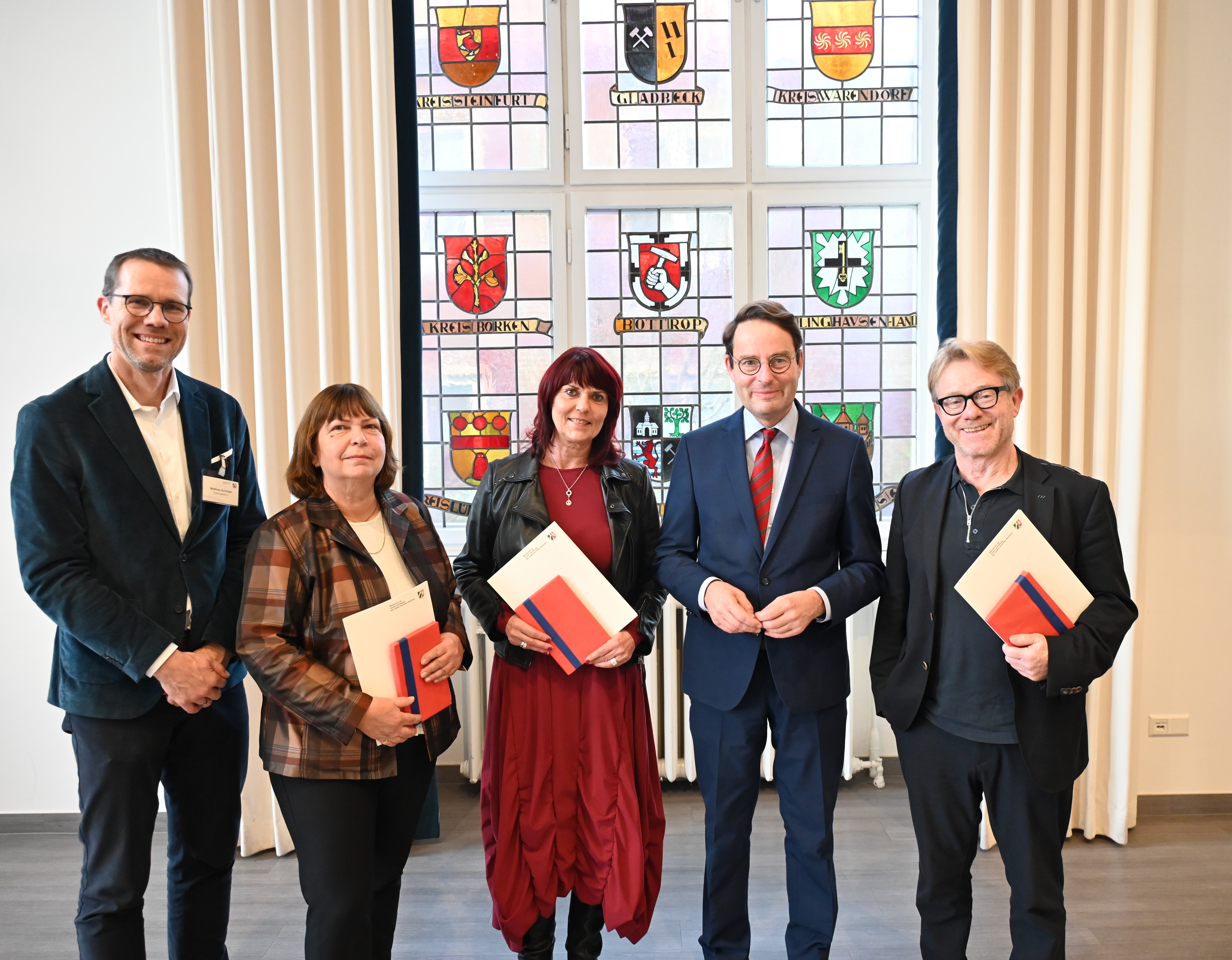 v.l. Schulabteilungsleiter Matthias Schmied, Elke Bauer (Adolph-Kolping-Berufskolleg Münster), Susanne Wegmann (Realschule Münster Wolbeck), Regierungspräsident Andreas Bothe und Udo Nesselbosch (Schiller-Gymnasium)