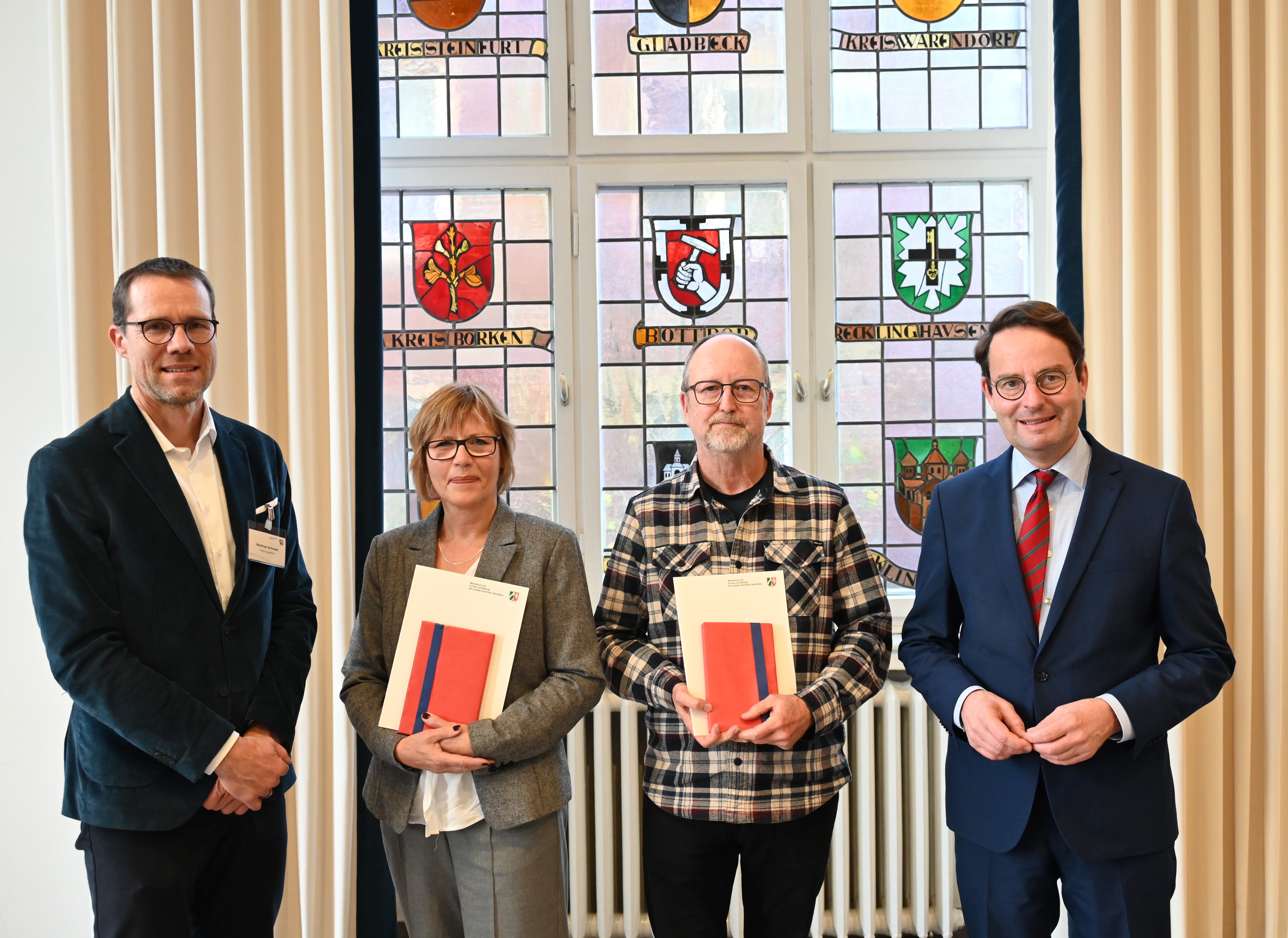v.l. Schulabteilungsleiter Matthias Schmied, Gabriela Niermann (Christy-Brown-Schule LWL Förderschule), Klaus-Ferdinand Tewes (LWL-Klinikschule Marl-Sinsen Schule in der Haard) und Regierungspräsident Andreas Bothe