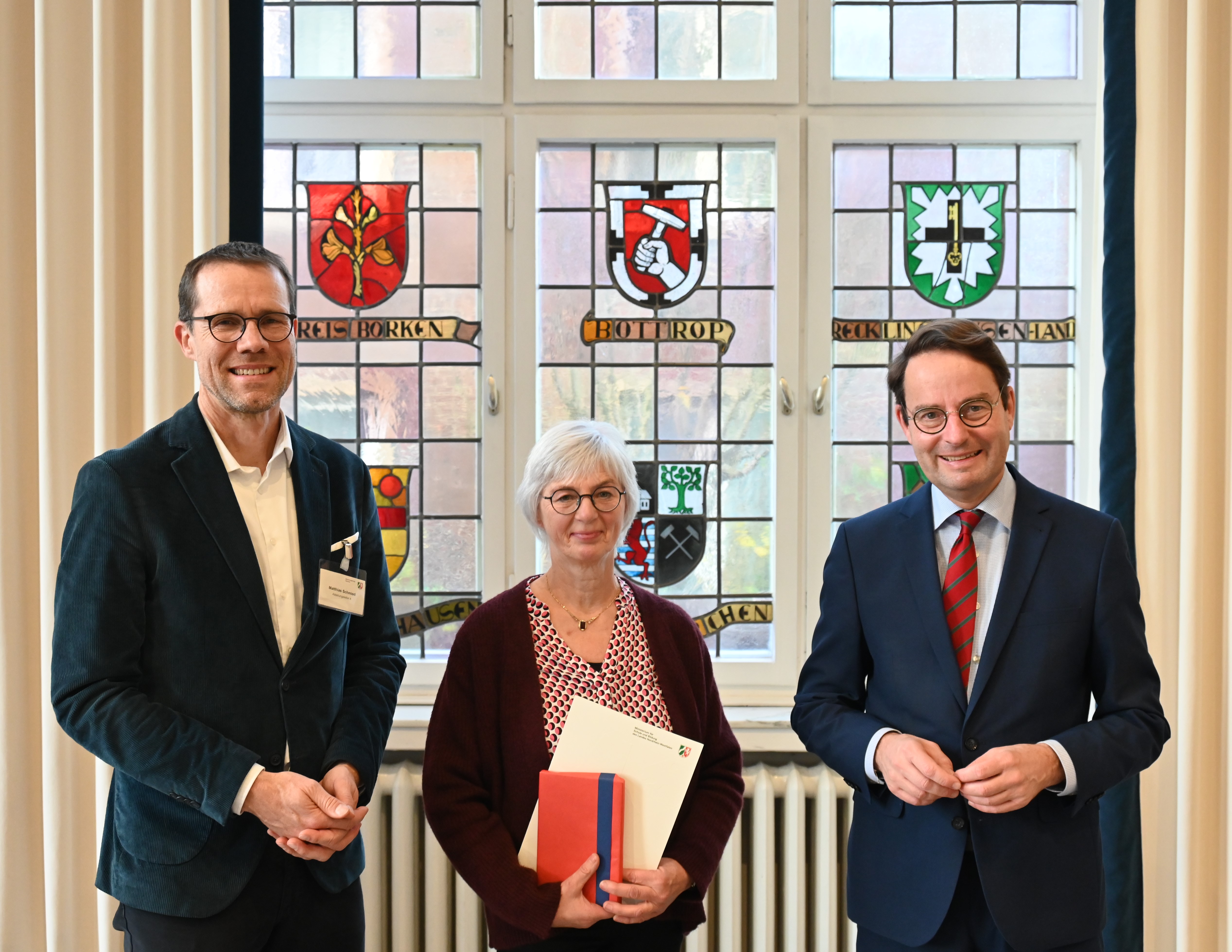 v.l. Schulabteilungsleiter Matthias Schmied, Rendel Knöfel (Ernst-Klee-Schule LWL-Förderschule) und Regierungspräsident Andreas Bothe