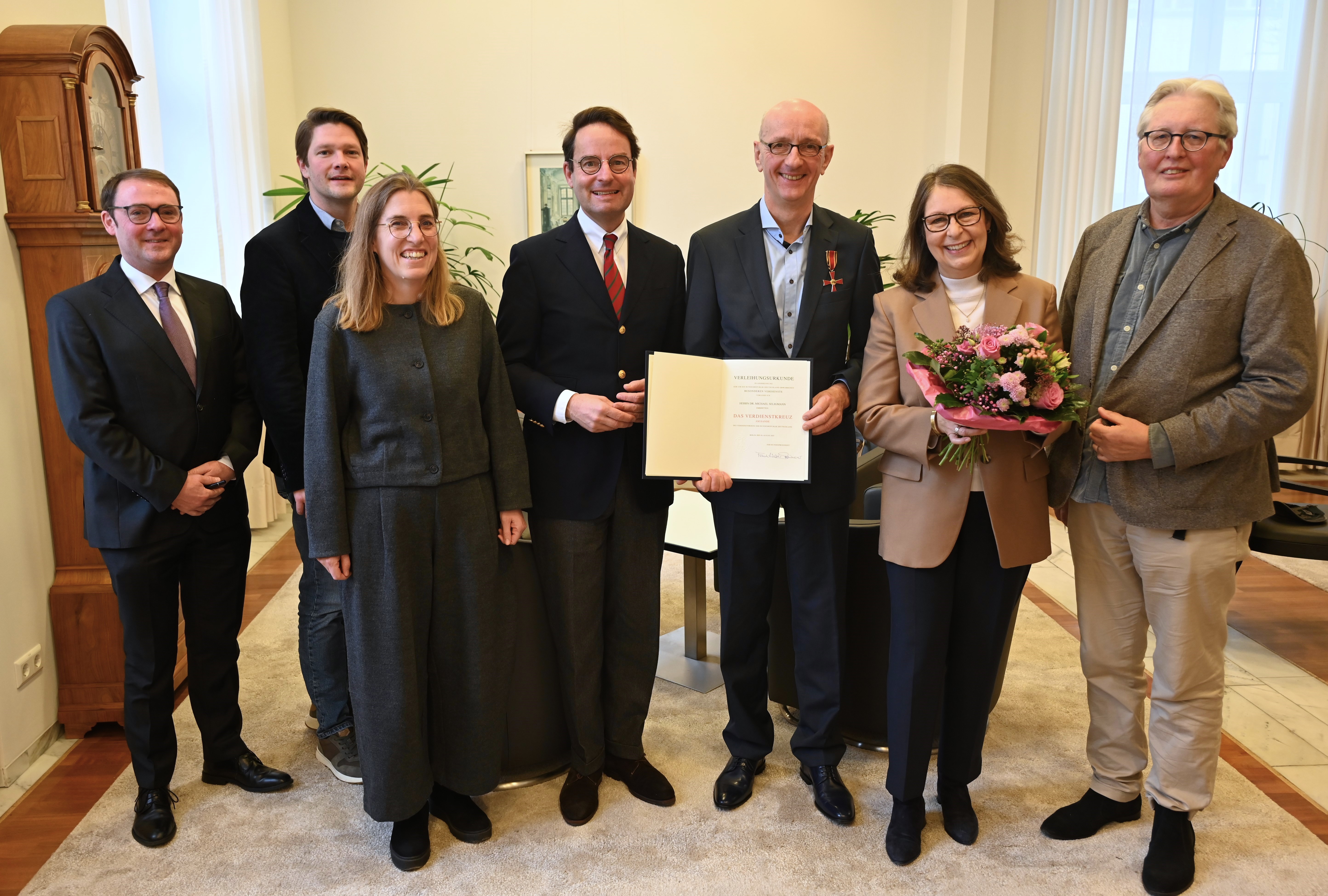 Große Freude über die Auszeichnung zeigten (v.l.): Stefan Querl (Leiter Villa ten Hompel), Robert von Olberg (Vorsitzender Förderverein Villa ten Hompel), Cornelia Wilkens (Stadt Münster), Regierungspräsident Andreas Bothe, Dr. Michael Seligmann, Nicole Noelle-Seligmann und Dr. Christoph Spieker (ehem. Leiter Villa ten Hompel). 