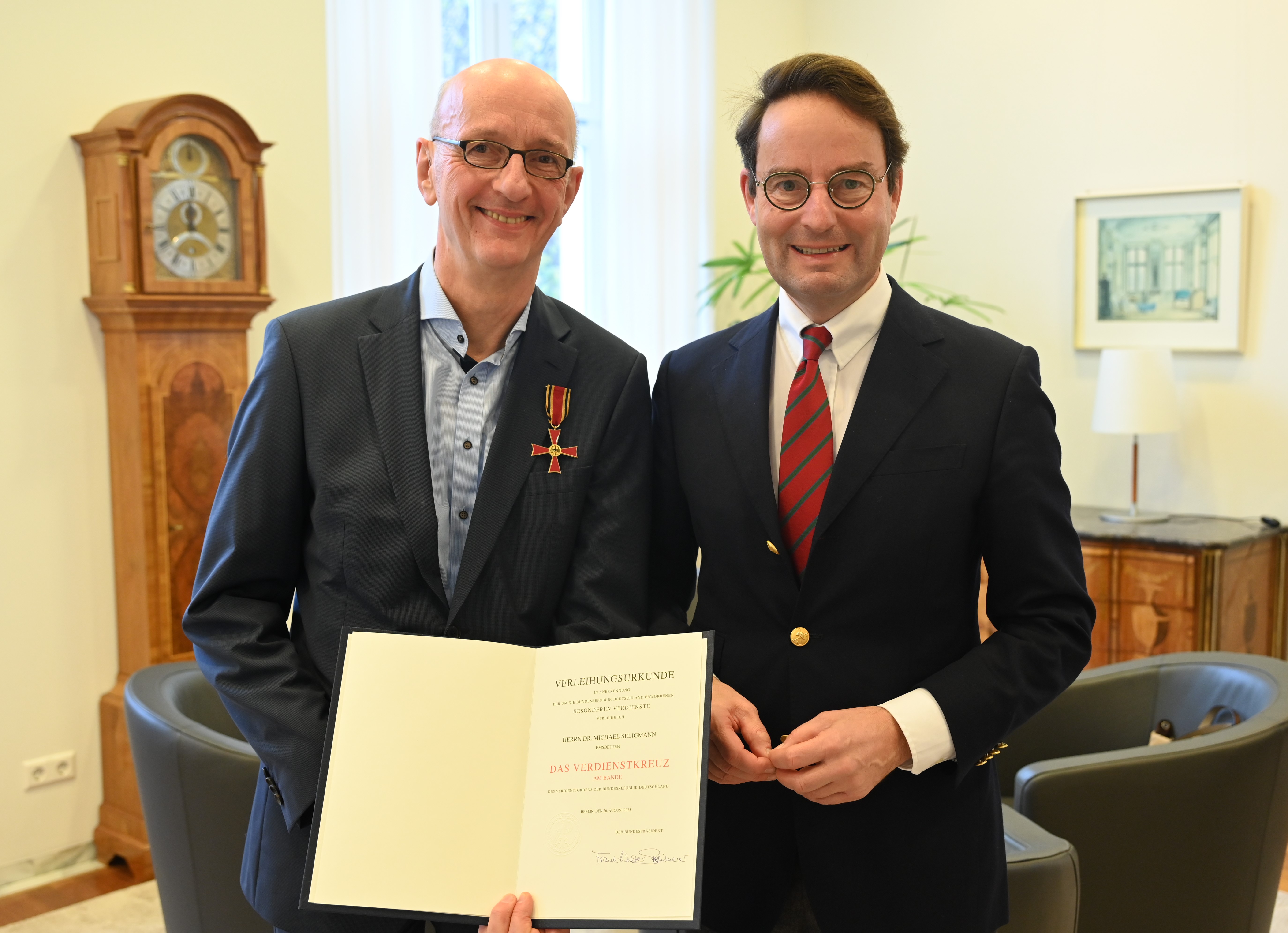 Regierungspräsident Andreas Bothe (r.) überreichte Dr. Michael Seligmann das Verdienstkreuz am Bande im Rahmen einer Feierstunde. 