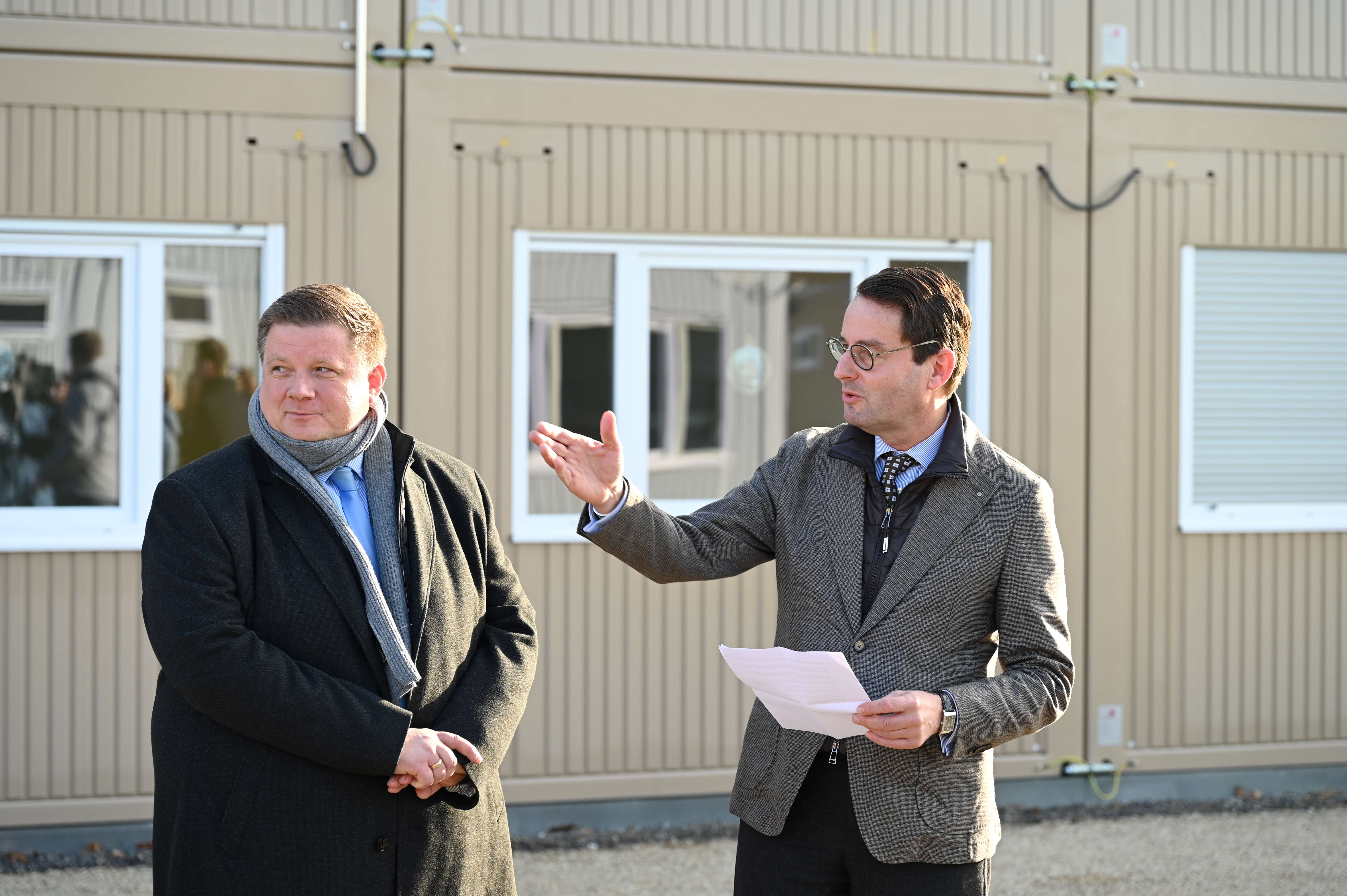 Regierungspräsident Andreas Bothe (r.) und der Halterner Bürgermeister, Andreas Stegemann, begrüßten die Gäste bei der Eröffnung der ZUE gemeinsam. 