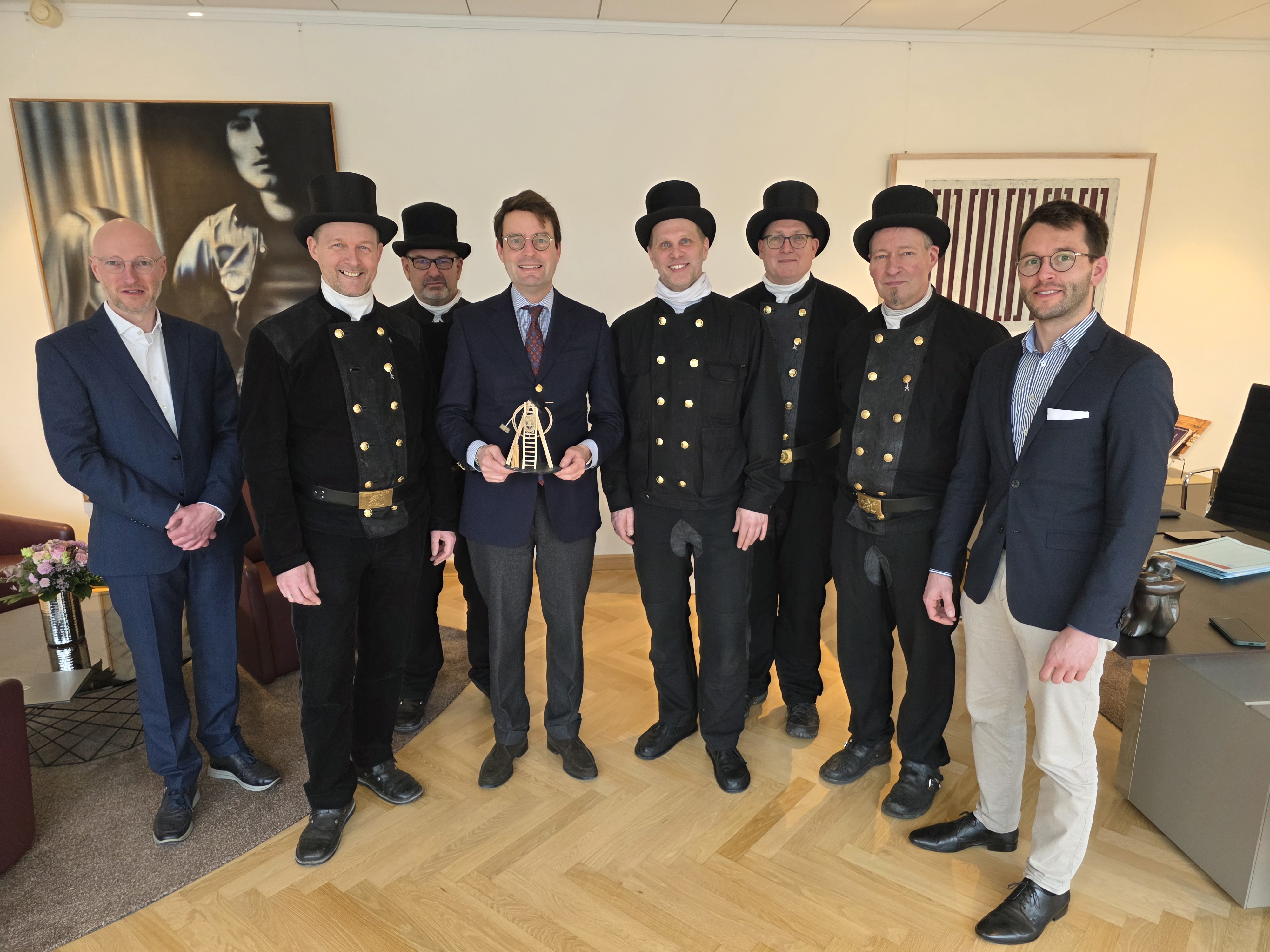 Glücksbringer und -empfänger freuten sich gleichermaßen (v.l.): Dr. Christian Uebach (BRMS), Obermeister Andreas Marschan, Thorsten Pruschinski, Regierungspräsident Andreas Bothe, Tobias Terschluse, Sven Husmann, Bernd Klaas und Philipp Esser (BRMS)